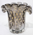 Belíssimo e clássico vaso em vidro artístico de Murano design dito Napoleão de linda tonalidade, feitio gomado com bolhas, pó de ouro espalhado e linda borda. Itália século XX. Perfeito estado de conservação. Mede 13,0 cm de altura x 13,0 cm de comprimento x 11,0 cm de largura.