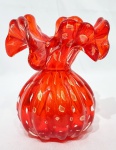 Belíssima e elegante trouxinha, executada em vidro artístico de Murano de excelente qualidade, feitio com bolhas, pó de ouro espalhado e charmosa borda tiotada, linda tonalidade. Perfeito estado de conservação. Mede 14,5 cm de altura x 12,0 cm de largura da borda aproximadamente.