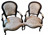 Charmoso par de poltronas estilo Luis XV. Construídas em madeira de lei com linhas curvas e braços elegantemente arqueados. Estofados em tecido Jacquard claro com lindíssimo trabalho rico em movimentos. Bom estado de conservação, mede 89,0 cm de altura x 62,0 x 62,0 cm.