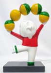 INOS CORRADIN com certificado - ''Equilibrista'' - Elegante e belíssima escultura em rara técnica de FiberGlass de excepcional qualidade escultórica, elegantemente montada sobre base de mesmo feitio. Assinado Inos na base. Perfeito estado de conservação. Mede 33 cm de altura x 19,5 cm de comprimento x 13 cm de largura. Acompanha certificado de autenticidade emitido pelo artista e registrado em cartório. NOTA: Artista premiado e catalogado.1929 Nasce em 14 de novembro, em Vogogna, Piemonti, Itália. Com alguns meses seus pais transferem-se para Montreaux, Suíça Francesa, onde permanece até os 5 anos de idade. Depois, volta para a Itália, em Castelbado, Província de Padova, terra de seus pais, onde passa a infância e juventude. 1945 estuda pintura com o professor Tardivello. 1947Colabora com o pintor Pendini na execução de um mural alusivo aos mártires da resistência italiana, em Castelbaldo, Padova Itália. 1950Chega ao Brasil, estabelecendo-se em Jundiaí, São Paulo. 1951Conhece o pintor argentino Osvaldo Navarro que dirige o Atelier Cooperativa Politone na Vila Mariana, São Paulo. É convidado a fazer parte do núcleo artístico do qual participam, entre outros, os pintores: Ian Woronieki e Geraldo Trindade Leal e mais cinco pintores. 1952Convidado a participar do II Salão Paulista de arte moderna de São Paulo. 1953Chega a Salvador da Bahia com o pintor Trindade Leal. Conhece o grupo artístico baiano da época: Mário Cravo Júnior, Rubens Valentin, Aguinaldo dos Santos, Caribè, Raimundo de Oliveira, Pancetti, Jenner Augusto, Wilson Rocha e Mirabeau Sampaio, o crítico Wilson Rocha e o cantor e compositor Dorival Caymmi. 1954Convidado a participar do Salão Nacional de Arte Moderna do Rio de Janeiro.Osvaldo Gil Navarro o convida a participar da equipe de cenógrafos do Ballet do IV Centenário de São Paulo. Executa cenários para ballet e peças teatrais para Rugero Giacobbi e Aldo Cravo.1955Continua ativo como cenógrafo. 1957Começa uma nova fase de sua vida. Chega a Ibiúna, São Paulo, onde pinta e trabalha com os madeireiros que na época tinham na madeira sua principal fonte de economia, de onde extraia madeira para sua pequena fábrica de brinquedos. Nesta cidade, conhece o seu primeiro e mais importante marchand: Américo Reisfeld, que após cessar suas atividades é sucedido por seu genro, o Sr. Josef Bar-Tzion, que o representa em diversas exposições internacionais. 1960Casa-se com Maria Helena Rolin Carmelo com a qual teve três filhos. 1976É representado pela Sra. Carla Surian Albori com exclusividade européia. 1977Faz sua primeira exposição individual na Galeria de Arte André São Paulo, hoje denominada Nova André Galeria, onde trabalhou com exclusividade para André Blau, desde o começo da década de 60. 1979Contratado para pintar um cenário 8 x 11m para o teatro de Rovigo Itália 1990A Prefeitura de Jundiaí adquire 5 obras, com motivos religiosos, que estão expostos no Velório Municipal Adamastor Fernandes. 1993A Prefeitura Municipal de Jundiaí lhe presta uma homenagem pelos seus 40 Anos de Pintura, organizando uma exposição retrospectiva no Paço Municipal Nova Jundiaí, com obras emprestadas por inúmeros colecionadores. 1997Lança o livro La Visione Incantata na Nova André Galeria, em S.Paulo, com uma exposição. (livro lançado simultaneamente no Brasil e na Europa), lançado por Edas Edizioni DArte Surian. 2001Lança seu livro Venticinque Anni di mostre in Europa, lançado por Edas Edizioni DArte Surian. 2002A Companhia Italiana Costa Navegações lança ao mar o navio Costa Atlântica em Veneza e o contrata para decorar suas cabines com 800 serigrafias e 42 óleos sobre tela.Passa a fazer parte dos anais da Câmara Federal com discurso feito pelo Deputado Federal André Benassi ressaltando sua importância na pintura no Brasil e exterior. 2004Comemora 50 anos de pintura com uma super exposição no Hotel Intercontinental, na Al.Santos em S.Paulo, onde lançou seu livro 50 Anos de Pintura, editado por Auderi Martins. 2005É solicitado pela Prefeitura Municipal de Jundiaí, através do Prefeito Ary Fossen para criar um selo comemorativo dos 350 anos da cidade. Este selo também foi lançado pela Empresa Brasileira de Correios e Telégrafos. 2006É homenageado pela Associação Terapêutica de Estimulação Auditiva e Linguagem - ATEAL, juntamente com a Prefeitura Municipal de Jundiaí, em função de sua benemerência com as crianças assistidas dessa ONG, que inclusive reproduziram de forma singular algumas de suas obras. 2007Pinta o óleo sobre tela Tributo à Serra do Japi (l,80 x 9,00m), cuja réplica transformada num painel de 9,00 e 4,5 metros, encontra-se em exposição permanente na Rodoviária de Jundiaí, a convite do Prefeito Ary Fossen. 2008Lançamento do documentário INOS que traça um panorama de sua vida artística nos seus 56 anos de carreira, bem como curiosidades de sua vida pessoal. 2009Ano em que Inos completa 80 anos. As comemorações começaram em maio, na Itália, onde ele foi homenageado pela Prefeitura de Padova, através do Prefeito Flavio Zanonato, com uma exposição num Palácio Medieval do século XVI, na Salla della Gran Guardia na Piazza dei Signori.Em setembro, Inos fecha as comemorações com uma grande exposição na Nova André Galeria, onde trabalhou com exclusividade por 30 anos. Inos retorna à sua velha casa, depois de percorrer um longo caminho com mais de 200 exposições internacionais.Ainda em 2009,lança a 2ª edição do livro 50 Anos de Pintura com uma noite de autógrafos na Livraria da Vila, Al.Lorena em S.Paulo; 2010A Prefeitura de Jundiaí, por iniciativa do prefeito, Sr. Miguel Haddad, presta-lhe uma homenagem pelos seus 80 anos com uma exposição de esculturas e fotos de sua carreira ao lado de familiares e celebridades do mundo das artes, da música e da política nacional e internacional. O momento mais emocionante da homenagem foi o espetáculo musical, organizado por sua assessora Sandra Carnio, chamado Um concerto para Inos com músicas que retrataram momentos marcantes da vida do pintor, tendo à frente a cantora Clarina Fasanaro e músicos convidados.A convite do artista Ivald Granato passa a integrar o Grupo dos Onze (G11). O referido grupo é composto de renomados artistas da atualidade, dentre eles Cláudio Tozzi, Mario Gruber, Peticov, entre outros.A escultura O Saxofonista é escolhida para premiar sessenta grandes nomes da indústria musical brasileira no evento Expo Show Business, promovido por Tom Gomes. Dentre os premiados, Dody Serena, empresário do cantor Roberto Carlos, Guto Graça Mello, produtor musical da TV Globo, Marcelo Castello Branco, presidente da gravadora EMI e José Celso Guida, diretor geral da gravadora Biscoito Fino. 2011É homenageado com a exposição Gabinete de Arte Inos Corradin na Câmara Federal Brasília - DF , por ocasião do Momento Itália/Brasil. Inos que chegou ao Brasil na década de 50 é um símbolo da ligação e amizade entre brasileiros e italianos. 2013É homenageado na cidade de Padova - Itália, com o prêmio "Città di Padova 2013" pela sua trajetória artística.