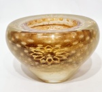 MURANO - Belíssimo e elegante centro de mesa em vidro artístico de Murano, design exclusivo em linda tonalidade, espetacular motivo floral rico em movimentos com bolhas e pó de ouro. Perfeito estado de conservação. Mede 10,0 cm de altura x 15,5 cm de diâmetro da borda.