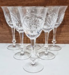 REPÚBLICA TCHECA - Lindíssimo jogo de 6 grandes taças para água, executadas finamente em antigo cristal da Bohemia, excepcional qualidade e renomada manufatura, adornadas por clássica variedade da lapidações em tonalidade translúcida. Perfeito estado de conservação. Medem 19,0 cm de altura x 9,0 cm de diâmetro da borda.