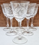 REPÚBLICA TCHECA - Lindíssimo jogo de 6 taças para vinho, executadas finamente em antigo cristal da Bohemia, excepcional qualidade e renomada manufatura, adornadas por clássica variedade da lapidações em tonalidade translúcida. Perfeito estado de conservação. Medem 16,5 cm de altura x 8,0 cm de diâmetro da borda.