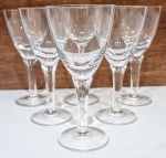 Charmoso jogo de 6 taças para vinho do porto, executadas finamente em antigo cristal chumbo de excelente qualidade, adornadas por rica lapidação facetada nas hastes em tonalidade translúcida. Perfeito estado de conservação, medem 13,5 cm de altura x 6,5 cm de diâmetro da borda cada.