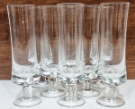 Elegante e lindo jogo de 8 taças para champanhe, executadas finamente em antigo cristal chumbo de excelente qualidade, adornadas por rica lapidação no bojo inferior, tonalidade translúcida. Perfeito estado de conservação, medem 17,5 cm de altura x 4,5 cm de diâmetro da borda cada.
