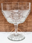 REPÚBLICA TCHECA - Lindíssimo e elegante centro de mesa, executado finamente em antigo cristal da Bohemia, adornado por clássica e rica variação de lapidações em tonalidade translúcida. Perfeito estado de conservação. Medem 16,0 cm de altura x 14,0 cm de diâmetro da borda.