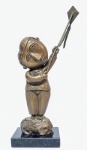 INOS CORRADIN com certificado - ''Menina com Pipa'' - 26 de 100 - Raríssima e belíssima escultura em bronze patinado de excelente fundição e qualidade escultórica, elegantemente montada sobre base de granito preto. Assinado Inos numerado 26 de 100. Perfeito estado de conservação. Mede 29,5 x 15 x 8,0 cm. Acompanha certificado de autenticidade emitido pelo artista e registrado em cartório. NOTA: Artista premiado e catalogado.1929 Nasce em 14 de novembro, em Vogogna, Piemonti, Itália. Com alguns meses seus pais transferem-se para Montreaux, Suíça Francesa, onde permanece até os 5 anos de idade. Depois, volta para a Itália, em Castelbado, Província de Padova, terra de seus pais, onde passa a infância e juventude. 1945Estuda pintura com o professor Tardivello. 1947Colabora com o pintor Pendini na execução de um mural alusivo aos mártires da resistência italiana, em Castelbaldo, Padova Itália. 1950Chega ao Brasil, estabelecendo-se em Jundiaí, São Paulo. 1951Conhece o pintor argentino Osvaldo Navarro que dirige o Atelier Cooperativa Politone na Vila Mariana, São Paulo. É convidado a fazer parte do núcleo artístico do qual participam, entre outros, os pintores: Ian Woronieki e Geraldo Trindade Leal e mais cinco pintores. 1952Convidado a participar do II Salão Paulista de arte moderna de São Paulo. 1953Chega a Salvador da Bahia com o pintor Trindade Leal. Conhece o grupo artístico baiano da época: Mário Cravo Júnior, Rubens Valentin, Aguinaldo dos Santos, Caribè, Raimundo de Oliveira, Pancetti, Jenner Augusto, Wilson Rocha e Mirabeau Sampaio, o crítico Wilson Rocha e o cantor e compositor Dorival Caymmi. 1954Convidado a participar do Salão Nacional de Arte Moderna do Rio de Janeiro.Osvaldo Gil Navarro o convida a participar da equipe de cenógrafos do Ballet do IV Centenário de São Paulo. Executa cenários para ballet e peças teatrais para Rugero Giacobbi e Aldo Cravo.1955Continua ativo como cenógrafo. 1957Começa uma nova fase de sua vida. Chega a Ibiúna, São Paulo, onde pinta e trabalha com os madeireiros que na época tinham na madeira sua principal fonte de economia, de onde extraia madeira para sua pequena fábrica de brinquedos. Nesta cidade, conhece o seu primeiro e mais importante marchand: Américo Reisfeld, que após cessar suas atividades é sucedido por seu genro, o Sr. Josef Bar-Tzion, que o representa em diversas exposições internacionais. 1960Casa-se com Maria Helena Rolin Carmelo com a qual teve três filhos. 1976É representado pela Sra. Carla Surian Albori com exclusividade européia. 1977Faz sua primeira exposição individual na Galeria de Arte André São Paulo, hoje denominada Nova André Galeria, onde trabalhou com exclusividade para André Blau, desde o começo da década de 60. 1979Contratado para pintar um cenário 8 x 11m para o teatro de Rovigo Itália 1990A Prefeitura de Jundiaí adquire 5 obras, com motivos religiosos, que estão expostos no Velório Municipal Adamastor Fernandes. 1993A Prefeitura Municipal de Jundiaí lhe presta uma homenagem pelos seus 40 Anos de Pintura, organizando uma exposição retrospectiva no Paço Municipal Nova Jundiaí, com obras emprestadas por inúmeros colecionadores. 1997Lança o livro La Visione Incantata na Nova André Galeria, em S.Paulo, com uma exposição. (livro lançado simultaneamente no Brasil e na Europa), lançado por Edas Edizioni DArte Surian. 2001Lança seu livro Venticinque Anni di mostre in Europa, lançado por Edas Edizioni DArte Surian. 2002A Companhia Italiana Costa Navegações lança ao mar o navio Costa Atlântica em Veneza e o contrata para decorar suas cabines com 800 serigrafias e 42 óleos sobre tela.Passa a fazer parte dos anais da Câmara Federal com discurso feito pelo Deputado Federal André Benassi ressaltando sua importância na pintura no Brasil e exterior. 2004Comemora 50 anos de pintura com uma super exposição no Hotel Intercontinental, na Al.Santos em S.Paulo, onde lançou seu livro 50 Anos de Pintura, editado por Auderi Martins. 2005É solicitado pela Prefeitura Municipal de Jundiaí, através do Prefeito Ary Fossen para criar um selo comemorativo dos 350 anos da cidade. Este selo também foi lançado pela Empresa Brasileira de Correios e Telégrafos. 2006É homenageado pela Associação Terapêutica de Estimulação Auditiva e Linguagem - ATEAL, juntamente com a Prefeitura Municipal de Jundiaí, em função de sua benemerência com as crianças assistidas dessa ONG, que inclusive reproduziram de forma singular algumas de suas obras. 2007Pinta o óleo sobre tela Tributo à Serra do Japi (l,80 x 9,00m), cuja réplica transformada num painel de 9,00 e 4,5 metros, encontra-se em exposição permanente na Rodoviária de Jundiaí, a convite do Prefeito Ary Fossen. 2008Lançamento do documentário INOS que traça um panorama de sua vida artística nos seus 56 anos de carreira, bem como curiosidades de sua vida pessoal. 2009Ano em que Inos completa 80 anos. As comemorações começaram em maio, na Itália, onde ele foi homenageado pela Prefeitura de Padova, através do Prefeito Flavio Zanonato, com uma exposição num Palácio Medieval do século XVI, na Salla della Gran Guardia na Piazza dei Signori.Em setembro, Inos fecha as comemorações com uma grande exposição na Nova André Galeria, onde trabalhou com exclusividade por 30 anos. Inos retorna à sua velha casa, depois de percorrer um longo caminho com mais de 200 exposições internacionais.Ainda em 2009,lança a 2ª edição do livro 50 Anos de Pintura com uma noite de autógrafos na Livraria da Vila, Al.Lorena em S.Paulo; 2010A Prefeitura de Jundiaí, por iniciativa do prefeito, Sr. Miguel Haddad, presta-lhe uma homenagem pelos seus 80 anos com uma exposição de esculturas e fotos de sua carreira ao lado de familiares e celebridades do mundo das artes, da música e da política nacional e internacional. O momento mais emocionante da homenagem foi o espetáculo musical, organizado por sua assessora Sandra Carnio, chamado Um concerto para Inos com músicas que retrataram momentos marcantes da vida do pintor, tendo à frente a cantora Clarina Fasanaro e músicos convidados.A convite do artista Ivald Granato passa a integrar o Grupo dos Onze (G11). O referido grupo é composto de renomados artistas da atualidade, dentre eles Cláudio Tozzi, Mario Gruber, Peticov, entre outros.A escultura O Saxofonista é escolhida para premiar sessenta grandes nomes da indústria musical brasileira no evento Expo Show Business, promovido por Tom Gomes. Dentre os premiados, Dody Serena, empresário do cantor Roberto Carlos, Guto Graça Mello, produtor musical da TV Globo, Marcelo Castello Branco, presidente da gravadora EMI e José Celso Guida, diretor geral da gravadora Biscoito Fino. 2011É homenageado com a exposição Gabinete de Arte Inos Corradin na Câmara Federal Brasília - DF , por ocasião do Momento Itália/Brasil. Inos que chegou ao Brasil na década de 50 é um símbolo da ligação e amizade entre brasileiros e italianos. 2013É homenageado na cidade de Padova - Itália, com o prêmio "Città di Padova 2013" pela sua trajetória artística.