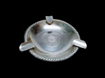 ELEGANTE CINZEIRO EM PRATA DE LEI TEOR 900, FINAMENTE DECORADO COM ANTIGA MOEDA DE PRATA DE 500 RÉIS DATADA DE 1868. EXCELENTE ESTADO DE CONSERVAÇÃO. MEDE APROX 8,0 CM DE DIÂMETRO. PESO 26.5 G.