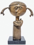 INOS CORRADIN com certificado - ''Menina com Cachorrinho'' - 39 de 100 - Raríssima e belíssima escultura em bronze patinado de excelente fundição e qualidade escultórica, elegantemente montada sobre base de granito preto. Assinado Inos numerado 39 de 100. Perfeito estado de conservação. Mede 21x 17,5x 9,0 cm. Acompanha certificado de autenticidade emitido pelo artista e registrado em cartório. NOTA: Artista premiado e catalogado.1929 Nasce em 14 de novembro, em Vogogna, Piemonti, Itália. Com alguns meses seus pais transferem-se para Montreaux, Suíça Francesa, onde permanece até os 5 anos de idade. Depois, volta para a Itália, em Castelbado, Província de Padova, terra de seus pais, onde passa a infância e juventude. 1945Estuda pintura com o professor Tardivello. 1947Colabora com o pintor Pendini na execução de um mural alusivo aos mártires da resistência italiana, em Castelbaldo, Padova Itália. 1950Chega ao Brasil, estabelecendo-se em Jundiaí, São Paulo. 1951Conhece o pintor argentino Osvaldo Navarro que dirige o Atelier Cooperativa Politone na Vila Mariana, São Paulo. É convidado a fazer parte do núcleo artístico do qual participam, entre outros, os pintores: Ian Woronieki e Geraldo Trindade Leal e mais cinco pintores. 1952Convidado a participar do II Salão Paulista de arte moderna de São Paulo. 1953Chega a Salvador da Bahia com o pintor Trindade Leal. Conhece o grupo artístico baiano da época: Mário Cravo Júnior, Rubens Valentin, Aguinaldo dos Santos, Caribè, Raimundo de Oliveira, Pancetti, Jenner Augusto, Wilson Rocha e Mirabeau Sampaio, o crítico Wilson Rocha e o cantor e compositor Dorival Caymmi. 1954Convidado a participar do Salão Nacional de Arte Moderna do Rio de Janeiro.Osvaldo Gil Navarro o convida a participar da equipe de cenógrafos do Ballet do IV Centenário de São Paulo. Executa cenários para ballet e peças teatrais para Rugero Giacobbi e Aldo Cravo.1955Continua ativo como cenógrafo. 1957Começa uma nova fase de sua vida. Chega a Ibiúna, São Paulo, onde pinta e trabalha com os madeireiros que na época tinham na madeira sua principal fonte de economia, de onde extraia madeira para sua pequena fábrica de brinquedos. Nesta cidade, conhece o seu primeiro e mais importante marchand: Américo Reisfeld, que após cessar suas atividades é sucedido por seu genro, o Sr. Josef Bar-Tzion, que o representa em diversas exposições internacionais. 1960Casa-se com Maria Helena Rolin Carmelo com a qual teve três filhos. 1976É representado pela Sra. Carla Surian Albori com exclusividade européia. 1977Faz sua primeira exposição individual na Galeria de Arte André São Paulo, hoje denominada Nova André Galeria, onde trabalhou com exclusividade para André Blau, desde o começo da década de 60. 1979Contratado para pintar um cenário 8 x 11m para o teatro de Rovigo Itália 1990A Prefeitura de Jundiaí adquire 5 obras, com motivos religiosos, que estão expostos no Velório Municipal Adamastor Fernandes. 1993A Prefeitura Municipal de Jundiaí lhe presta uma homenagem pelos seus 40 Anos de Pintura, organizando uma exposição retrospectiva no Paço Municipal Nova Jundiaí, com obras emprestadas por inúmeros colecionadores. 1997Lança o livro La Visione Incantata na Nova André Galeria, em S.Paulo, com uma exposição. (livro lançado simultaneamente no Brasil e na Europa), lançado por Edas Edizioni DArte Surian. 2001Lança seu livro Venticinque Anni di mostre in Europa, lançado por Edas Edizioni DArte Surian. 2002A Companhia Italiana Costa Navegações lança ao mar o navio Costa Atlântica em Veneza e o contrata para decorar suas cabines com 800 serigrafias e 42 óleos sobre tela.Passa a fazer parte dos anais da Câmara Federal com discurso feito pelo Deputado Federal André Benassi ressaltando sua importância na pintura no Brasil e exterior. 2004Comemora 50 anos de pintura com uma super exposição no Hotel Intercontinental, na Al.Santos em S.Paulo, onde lançou seu livro 50 Anos de Pintura, editado por Auderi Martins. 2005É solicitado pela Prefeitura Municipal de Jundiaí, através do Prefeito Ary Fossen para criar um selo comemorativo dos 350 anos da cidade. Este selo também foi lançado pela Empresa Brasileira de Correios e Telégrafos. 2006É homenageado pela Associação Terapêutica de Estimulação Auditiva e Linguagem - ATEAL, juntamente com a Prefeitura Municipal de Jundiaí, em função de sua benemerência com as crianças assistidas dessa ONG, que inclusive reproduziram de forma singular algumas de suas obras. 2007Pinta o óleo sobre tela Tributo à Serra do Japi (l,80 x 9,00m), cuja réplica transformada num painel de 9,00 e 4,5 metros, encontra-se em exposição permanente na Rodoviária de Jundiaí, a convite do Prefeito Ary Fossen. 2008Lançamento do documentário INOS que traça um panorama de sua vida artística nos seus 56 anos de carreira, bem como curiosidades de sua vida pessoal. 2009Ano em que Inos completa 80 anos. As comemorações começaram em maio, na Itália, onde ele foi homenageado pela Prefeitura de Padova, através do Prefeito Flavio Zanonato, com uma exposição num Palácio Medieval do século XVI, na Salla della Gran Guardia na Piazza dei Signori.Em setembro, Inos fecha as comemorações com uma grande exposição na Nova André Galeria, onde trabalhou com exclusividade por 30 anos. Inos retorna à sua velha casa, depois de percorrer um longo caminho com mais de 200 exposições internacionais.Ainda em 2009,lança a 2ª edição do livro 50 Anos de Pintura com uma noite de autógrafos na Livraria da Vila, Al.Lorena em S.Paulo; 2010A Prefeitura de Jundiaí, por iniciativa do prefeito, Sr. Miguel Haddad, presta-lhe uma homenagem pelos seus 80 anos com uma exposição de esculturas e fotos de sua carreira ao lado de familiares e celebridades do mundo das artes, da música e da política nacional e internacional. O momento mais emocionante da homenagem foi o espetáculo musical, organizado por sua assessora Sandra Carnio, chamado Um concerto para Inos com músicas que retrataram momentos marcantes da vida do pintor, tendo à frente a cantora Clarina Fasanaro e músicos convidados.A convite do artista Ivald Granato passa a integrar o Grupo dos Onze (G11). O referido grupo é composto de renomados artistas da atualidade, dentre eles Cláudio Tozzi, Mario Gruber, Peticov, entre outros.A escultura O Saxofonista é escolhida para premiar sessenta grandes nomes da indústria musical brasileira no evento Expo Show Business, promovido por Tom Gomes. Dentre os premiados, Dody Serena, empresário do cantor Roberto Carlos, Guto Graça Mello, produtor musical da TV Globo, Marcelo Castello Branco, presidente da gravadora EMI e José Celso Guida, diretor geral da gravadora Biscoito Fino. 2011É homenageado com a exposição Gabinete de Arte Inos Corradin na Câmara Federal Brasília - DF , por ocasião do Momento Itália/Brasil. Inos que chegou ao Brasil na década de 50 é um símbolo da ligação e amizade entre brasileiros e italianos. 2013É homenageado na cidade de Padova - Itália, com o prêmio "Città di Padova 2013" pela sua trajetória artística.