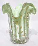 MURANO - Belíssimo vaso em vidro artístico de Murano, design exclusivo de bela tonalidade, feitio gomado com bolhas, pó de ouro espalhado e linda borda tiotada. Perfeito estado de conservação, mede 14,0 cm de altura x 12,0 cm de largura da borda.
