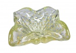 MURANO - Belíssimo centro de mesa em vidro artístico de Murano, design exclusivo, linda tonalidade, feitio gomado com bolhas e pó de ouro espalhado. Perfeito estado de conservação. Mede 7,0 cm de altura x 17,0 x 17,0 cm. Itália, Século XX.