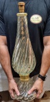 Imponente e lindíssimo abajur finamente executado em vidro artístico de murano de excepcional qualidade e manufatura, design exclusivo com rico trabalho gomado Torceil, bolhas e pó de ouro. Fiação nova. Mede 63,0 cm de altura x 20,0 cm de diâmetro da base. Impecável estado de conservação.