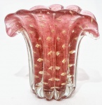 Belíssimo e clássico vaso em vidro artístico de Murano design dito Napoleão de linda tonalidade, feitio gomado com bolhas, pó de ouro espalhado e linda borda. Itália século XX. Perfeito estado de conservação. Mede 13,0 cm de altura x 13,5 cm de comprimento x 11,5 cm de largura.