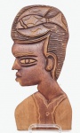 WILLEMSTAD, CURAÇAO - Déc.80 - Raríssima e expressiva máscara étnica de coleção, executada á mão em madeira, adornada por riquíssimo trabalho vibrante. Bom estado de conservação. Mede 36,0 cm de altura x 16,5 cm de largura. 23