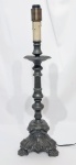 Grande e lindo abajur candelabro executado em estanho de excelente qualidade e fundição nacional, adornado por belo trabalho rico em movimentos. Bom estado de conservação. Mede 61,5 cm de altura.
