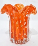 MURANO - Belíssimo vaso em vidro artístico de Murano, design exclusivo de bela tonalidade, feitio gomado com bolhas, pó de ouro espalhado e linda borda tiotada. Perfeito estado de conservação, mede 14,0 cm de altura x 12,5 cm de largura da borda.