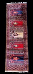 IRÃ - 30 X 100 - Início do Séc. XX - Clássico e lindo tapete de oração, estilo Mihrab, apresenta cores vibrantes em vermelho, azul escuro e bege. Perfeito estado de conservação.