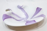 Elegante e antigo centro de mesa executado finamente em vidro artístico de murano de excepcional qualidade, design exclusivo rico em movimentos com ouro espalhado abaixo da peça. Mede 6,5 cm de altura x 21,5 x 20,5 cm da borda aproximadamente. Impecável estado de conservação.
