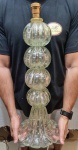 Imponente e lindíssimo abajur finamente executado em vidro artístico de murano de excepcional qualidade e manufatura, design exclusivo com rico trabalho gomado, bolhas e pó de ouro. Fiação nova. Mede 60,5 cm de altura x 24,0 cm de diâmetro da base. Impecável estado de conservação.