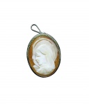 CLÁSSICO BROCHE/PINGENTE CAMAFEU COM ARMAÇÃO EM PRATA DE LEI TEOR 800 DE EXCELENTE OURIVESARIA, ADORNADO POR RICO TRABALHO EM RARA CONCHA SARDÔNICA REPRESENTANDO BELA IMAGEM DE NOSSA SENHORA. ITÁLIA INICIO DO SÉC XX. PERFEITO ESTADO DE CONSERVAÇÃO. MEDE APROX 2,2 X 1,6 CM.