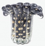 Belíssimo e clássico vaso em vidro artístico de Murano design dito Napoleão de linda tonalidade, feitio gomado com bolhas, pó de ouro espalhado e linda borda. Itália século XX. Perfeito estado de conservação. Mede 13,5 cm de altura x 14,0 cm de comprimento x 11,0 cm de largura.
