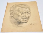 HENRIQUE BERNADELLI (CHILE, 1858-1936, RJ) - ´´ESTUDO BULANGO´´ - Raríssimo e delicado desenho executado finamente em técnica de grafite sobre papel, representando expressiva figura masculina. Assinado e datado de 1909 Rio no canto inferior central. Bom estado de conservação. Mede 32 x 39,5 cm. NOTA SOBRE O ARTISTA: Henrique Bernardelli (Valparaíso, 15 de julho de 1858  Rio de Janeiro, 6 de abril de 1936) foi um pintor, desenhista e professor da Escola Nacional de Belas Artes (Anba) no Rio de Janeiro. Umas das obras mais emblemáticas do pintor é o retrato de Machado de Assis para a Academia Brasileira de Letras. Vida e obra Duração: 1 minuto e 42 segundos.1:42As obras dos irmãos Henrique e Rodolfo Bernadelli, no Museu Nacional de Belas-Artes, no Rio de Janeiro. Imagem do Fundo Documental Agência Nacional Henrique Bernadelli nasceu em Valparaíso, no Chile, em 1858 e se mudou com seus pais e irmãos - o escultor Rodolfo Bernardelli (1852-1931) e o violonista e pintor Felix Bernardelli (1862-1905) - para o Rio Grande do Sul, no Brasil, no começo da década de 1860. A família transfere-se para o Rio de Janeiro em 1867. Em 1870 matriculou-se, juntamente com o irmão Rodolfo, na Academia Imperial de Belas Artes, estudando com pintores de destacada importância, como Victor Meireles e Agostinho José da Mota. Henrique torna-se aluno de Zeferino da Costa (1840-1915), Agostinho da Motta (1824-1878) e Victor Meirelles (1832-1903).1Em 1878 naturalizou-se brasileiro para poder concorrer ao Prêmio de Viagem à Europa concedido pela AIBA. Após perder o prêmio para Rodolfo Amoedo, viajou para Roma, em 1878, com recursos próprios. Em Roma, estuda e frequenta o ateliê de Domenico Morelli (1826-1901), entrando em contato com as obras de artistas como Francesco Paolo Michetti e Giovanni Segantini.2Ao retornar ao Rio de Janeiro, em 1888, Henrique realiza uma série de exposições individuais e participa na Exposição Universal de Paris no ano seguinte, ganhando medalha de bronze com a tela Os Bandeirantes; em 1890, da Exposição Geral das Belas Artes, onde destaca-se com obras como Dicteriade, Tarantella e Calle de Venezia; e em 1893, da Exposição Universal de Chicago, com Messalina, Mater e Proclamação da República. É neste momento que as obras Tarantela (1886), Maternidade (1878), Messalina (1880), Modelo em Repouso (ca.1881) e Ao Meio Dia são apresentadas ao público.1Em 1891 tornou-se professor de pintura na recém-inaugurada Escola Nacional de Belas Artes e encerra seu contrato em 1905. Henrique deixa de lecionar na faculdade alegando que a instituição precisa renovar seus quadros periodicamente. Ele e seu irmão Rodolfo passam a lecionar em um ateliê particular no Rio de Janeiro. Lucílio de Albuquerque (1885-1962) e Georgina de Albuquerque (1885-1962), Eugênio Latour (1874-1942), Helios Seelinger (1878-1965) e Artur Timóteo da Costa (1822-1922) são um dos seus principais alunos de destaque.2O artista manteve vivo o contato com a cultura figurativa italiana, viajando constantemente para cidades como Roma, Nápoles e Veneza. Lecionou na Escola até ser substituído por Eliseu Visconti, em 1906, passando então a dar aulas particulares em seu ateliê, recebendo concomitantemente encomendas particulares.carece de fontesEm 1916, conquistou uma das mais altas premiações a que um artista plástico pode aspirar no Brasil: a medalha de honra. Foi também membro do Conselho Superior de Belas Artes, para o qual prestou relevantes serviços.carece de fontesGrande parte da obra de Henrique Bernardelli foi doada à Pinacoteca do Estado conforme mostra o seu último catálogo.3Vê-se uma herma sua na Praça do Lido, em Copacabana, obra do escultor Leão Veloso.Em 1931, o Núcleo Bernardelli, em homenagem aos professores Henrique e Rodolfo, foi criado por diversos pintores insatisfeitos com o modelo de ensino da Enba que buscavam criar um grupo voltado ao aprimoramento técnico e a reformulação do ensino artístico.4Retrato de Machado de AssisEm 1905, Henrique Bernardelli pintou o retrato a óleo oficial do escritor brasileiro Machado de Assis, transformando a obra em uma iconografia machadiana. A tela, segundo historiadores, foi uma encomenda para decorar uma sala da Academia Brasileira de Letras, tendo assim efeito publicitário - caracterizando o retrato pelo sua austeridade e impecabilidade mobiliária e roupa sofisticada. Henrique pinta Machado de postura firme, acentuando a linguagem clássica da pintura.5 O Doutor em Literatura, Victor da Rosa, traduz a ideia que o retrato procura passar da seguinte forma:6Dessa vez Machado aparece não mais como o escritor em ascensão (...) e sim como um verdadeiro burocrata das letras, canonizado pelas instituições, alguém que subiu todos os degraus possíveis no processo de legitimação dentro do sistema literário.Atualmente, o retrato ainda se encontra na sala da Academia brasileira de Letras, junto com o busco de bronze de Machado, feito pelo escultor Jean Magrou.carece de fontesHenrique Bernardelli e o Museu PaulistaCiclo da caça ao índio, no acervo do Museu PaulistaCom o centenário da independência do Brasil (1922), o historiador Afonso d'Escragnolle Taunay, então diretor do Museu Paulista, aproveitou a data comemorativa para colocar em prática um projeto voltado à memória da nacional. Taunay elaborou a organização de oito salas voltas a memória paulista de forma linear e evolutiva. Para isso, o diretor convidou alguns pintores, sendo Henrique Bernardelli um dos convidados mais ilustres. Em 1921, Bernardelli e Rodolpho Amoedo, ambos com sessenta e quatro anos, foram convidados - já que pertenciam a Escola Nacional de Belas Artes (Anba) no Rio de Janeiro. Na época, Henrique não lecionava mais na Anba, mas recebia encomendas oficiais, como o retrato do presidente Epitácio Pessoa, feito no mesmo ano.7A primeira versão do quadro O Ciclo de Caça ao Índio foi rejeitada por Taunay pelo cachorro que acompanhava o bandeirante e o chicote de couro em sua mão. Tais objetos poderiam desvalorizar a imagem do bandeirante, o que não correspondia com a imagem heroica que o diretor queria transmitir. Para Maraliz de Castro Vieira Christo, Doutora em História pela UNICAP, Henrique Bernardelli entrou em um conflito ter que retratar o bandeirante como herói sem mostra-lo como um algoz caçar do índio, tendo em vista a simbologia do mesmo que a partir da metade do século XIX passou a ser visto como "simbolo nacional, não podendo ter sua imagem associada ao canibalismo e à barbárie, que, antes, justificava a sua caça e seu aprisionamento".7A solução, segundo a Doutora, foi minimizar o enfoque relativo a escravidão indígena, deslocando a atenção para o sofrimento do homem branco no processo "civilizador". Assim, encontramos uma humanização do bandeirante e o retratando como um ser predominantemente vencido pela natureza (contrapondo-se ao projeto do Museu Paulista).7Obras DecorativasHenrique também é responsável por importantes trabalhos decorativos, tanto em São Paulo como no Rio de Janeiro.carece de fontesOs painéis O Domínio do Homem sobre as Forças da Natureza e A Luta pela Liberdade, para a Biblioteca Nacional e o teto de uma das salas do Theatro Municipal (1908),8 ambos no Rio de janeiro, são referência da pintura brasileira do século XX. O edifício do Museu Nacional de Belas Artes (MNBA) também teve a obra de Henrique em 22 medalhões em afresco que adornam sua fachad
