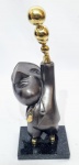 INOS CORRADIN com certificado - ''Equilibrista'' - Elegante e belíssima escultura em rara técnica de bronze patinado de excepcional fundição e qualidade escultórica, elegantemente montada sobre base de mármore. Assinado Inos. Perfeito estado de conservação. Mede 34 x 13 x 10 cm. Acompanha certificado de autenticidade emitido pelo artista e registrado em cartório. NOTA: Artista premiado e catalogado.1929 Nasce em 14 de novembro, em Vogogna, Piemonti, Itália. Com alguns meses seus pais transferem-se para Montreaux, Suíça Francesa, onde permanece até os 5 anos de idade. Depois, volta para a Itália, em Castelbado, Província de Padova, terra de seus pais, onde passa a infância e juventude. 1945 estuda pintura com o professor Tardivello. 1947Colabora com o pintor Pendini na execução de um mural alusivo aos mártires da resistência italiana, em Castelbaldo, Padova Itália. 1950Chega ao Brasil, estabelecendo-se em Jundiaí, São Paulo. 1951Conhece o pintor argentino Osvaldo Navarro que dirige o Atelier Cooperativa Politone na Vila Mariana, São Paulo. É convidado a fazer parte do núcleo artístico do qual participam, entre outros, os pintores: Ian Woronieki e Geraldo Trindade Leal e mais cinco pintores. 1952Convidado a participar do II Salão Paulista de arte moderna de São Paulo. 1953Chega a Salvador da Bahia com o pintor Trindade Leal. Conhece o grupo artístico baiano da época: Mário Cravo Júnior, Rubens Valentin, Aguinaldo dos Santos, Caribè, Raimundo de Oliveira, Pancetti, Jenner Augusto, Wilson Rocha e Mirabeau Sampaio, o crítico Wilson Rocha e o cantor e compositor Dorival Caymmi. 1954Convidado a participar do Salão Nacional de Arte Moderna do Rio de Janeiro.Osvaldo Gil Navarro o convida a participar da equipe de cenógrafos do Ballet do IV Centenário de São Paulo. Executa cenários para ballet e peças teatrais para Rugero Giacobbi e Aldo Cravo.1955Continua ativo como cenógrafo. 1957Começa uma nova fase de sua vida. Chega a Ibiúna, São Paulo, onde pinta e trabalha com os madeireiros que na época tinham na madeira sua principal fonte de economia, de onde extraia madeira para sua pequena fábrica de brinquedos. Nesta cidade, conhece o seu primeiro e mais importante marchand: Américo Reisfeld, que após cessar suas atividades é sucedido por seu genro, o Sr. Josef Bar-Tzion, que o representa em diversas exposições internacionais. 1960Casa-se com Maria Helena Rolin Carmelo com a qual teve três filhos. 1976É representado pela Sra. Carla Surian Albori com exclusividade européia. 1977Faz sua primeira exposição individual na Galeria de Arte André São Paulo, hoje denominada Nova André Galeria, onde trabalhou com exclusividade para André Blau, desde o começo da década de 60. 1979Contratado para pintar um cenário 8 x 11m para o teatro de Rovigo Itália 1990A Prefeitura de Jundiaí adquire 5 obras, com motivos religiosos, que estão expostos no Velório Municipal Adamastor Fernandes. 1993A Prefeitura Municipal de Jundiaí lhe presta uma homenagem pelos seus 40 Anos de Pintura, organizando uma exposição retrospectiva no Paço Municipal Nova Jundiaí, com obras emprestadas por inúmeros colecionadores. 1997Lança o livro La Visione Incantata na Nova André Galeria, em S.Paulo, com uma exposição. (livro lançado simultaneamente no Brasil e na Europa), lançado por Edas Edizioni DArte Surian. 2001Lança seu livro Venticinque Anni di mostre in Europa, lançado por Edas Edizioni DArte Surian. 2002A Companhia Italiana Costa Navegações lança ao mar o navio Costa Atlântica em Veneza e o contrata para decorar suas cabines com 800 serigrafias e 42 óleos sobre tela.Passa a fazer parte dos anais da Câmara Federal com discurso feito pelo Deputado Federal André Benassi ressaltando sua importância na pintura no Brasil e exterior. 2004Comemora 50 anos de pintura com uma super exposição no Hotel Intercontinental, na Al.Santos em S.Paulo, onde lançou seu livro 50 Anos de Pintura, editado por Auderi Martins. 2005É solicitado pela Prefeitura Municipal de Jundiaí, através do Prefeito Ary Fossen para criar um selo comemorativo dos 350 anos da cidade. Este selo também foi lançado pela Empresa Brasileira de Correios e Telégrafos. 2006É homenageado pela Associação Terapêutica de Estimulação Auditiva e Linguagem - ATEAL, juntamente com a Prefeitura Municipal de Jundiaí, em função de sua benemerência com as crianças assistidas dessa ONG, que inclusive reproduziram de forma singular algumas de suas obras. 2007Pinta o óleo sobre tela Tributo à Serra do Japi (l,80 x 9,00m), cuja réplica transformada num painel de 9,00 e 4,5 metros, encontra-se em exposição permanente na Rodoviária de Jundiaí, a convite do Prefeito Ary Fossen. 2008Lançamento do documentário INOS que traça um panorama de sua vida artística nos seus 56 anos de carreira, bem como curiosidades de sua vida pessoal. 2009Ano em que Inos completa 80 anos. As comemorações começaram em maio, na Itália, onde ele foi homenageado pela Prefeitura de Padova, através do Prefeito Flavio Zanonato, com uma exposição num Palácio Medieval do século XVI, na Salla della Gran Guardia na Piazza dei Signori.Em setembro, Inos fecha as comemorações com uma grande exposição na Nova André Galeria, onde trabalhou com exclusividade por 30 anos. Inos retorna à sua velha casa, depois de percorrer um longo caminho com mais de 200 exposições internacionais.Ainda em 2009,lança a 2ª edição do livro 50 Anos de Pintura com uma noite de autógrafos na Livraria da Vila, Al.Lorena em S.Paulo; 2010A Prefeitura de Jundiaí, por iniciativa do prefeito, Sr. Miguel Haddad, presta-lhe uma homenagem pelos seus 80 anos com uma exposição de esculturas e fotos de sua carreira ao lado de familiares e celebridades do mundo das artes, da música e da política nacional e internacional. O momento mais emocionante da homenagem foi o espetáculo musical, organizado por sua assessora Sandra Carnio, chamado Um concerto para Inos com músicas que retrataram momentos marcantes da vida do pintor, tendo à frente a cantora Clarina Fasanaro e músicos convidados.A convite do artista Ivald Granato passa a integrar o Grupo dos Onze (G11). O referido grupo é composto de renomados artistas da atualidade, dentre eles Cláudio Tozzi, Mario Gruber, Peticov, entre outros.A escultura O Saxofonista é escolhida para premiar sessenta grandes nomes da indústria musical brasileira no evento Expo Show Business, promovido por Tom Gomes. Dentre os premiados, Dody Serena, empresário do cantor Roberto Carlos, Guto Graça Mello, produtor musical da TV Globo, Marcelo Castello Branco, presidente da gravadora EMI e José Celso Guida, diretor geral da gravadora Biscoito Fino. 2011É homenageado com a exposição Gabinete de Arte Inos Corradin na Câmara Federal Brasília - DF , por ocasião do Momento Itália/Brasil. Inos que chegou ao Brasil na década de 50 é um símbolo da ligação e amizade entre brasileiros e italianos. 2013É homenageado na cidade de Padova - Itália, com o prêmio "Città di Padova 2013" pela sua trajetória artística.