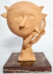 INOS CORRADIN com certificado - ´´MENINA COM PÁSSARO´´ - Belíssima e grande escultura em terracota patinada de excelente qualidade escultórica, representando Clássica figura de Menina com pássaro, elegantemente montada sobre base de ônix nobre vermelho. Assinado Inos. Perfeito estado de conservação. Mede 23 cm de altura x 15 x 15 cm da base. Acompanha certificado de autenticidade emitido pelo artista e registrado em cartório. NOTA: Artista premiado e catalogado.1929 Nasce em 14 de novembro, em Vogogna, Piemonti, Itália.