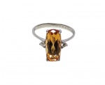 PIERRE CARDIN PARIS - MAGNIFICO ANEL DE PRINCESA EM OURO BRANCO 18 K TEOR 750, DESIGN MODERNO EXCLUSIVO DE EXCEPCIONAL OURIVESARIA COM PRECIOSO TOPAZIO IMPERIAL EXTRA 12 X 6.0 MM, BELA LAPIDAÇÃO ALMOFADA BRILHANTE, ADORNADO POR DOIS DIAMANTES EXTRA BRANCOS COM LINDO BRILHO. PERFEITO ESTADO DE CONSERVAÇÃO, NÃO APARENTA USO. ARO MEDE 1,8 CM. PESO TOTAL 3.0 GRAMAS.