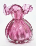 Belíssima e elegante trouxinha, executada em vidro artístico de Murano de excelente qualidade, feitio com bolhas, pó de ouro espalhado e charmosa borda tiotada, linda tonalidade. Perfeito estado de conservação. Mede 15,5 cm de altura x 12,5 cm de largura da borda aproximadamente.