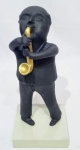 INOS CORRADIN com certificado - ´´SAXOFONISTA DE BONÉ´´ - Rara e lindíssima escultura em terracota patinada de excelente qualidade escultórica representando belo saxofonista rico em movimentos, elegantemente montada sobre base de madeira nobre patinada. Assinado Inos. Perfeito estado de conservação. Mede 33 cm de altura x 15 x 15 cm da base. Acompanha certificado de autenticidade emitido pelo artista e registrado em cartório. NOTA: Artista premiado e catalogado.1929 Nasce em 14 de novembro, em Vogogna, Piemonti, Itália. Com alguns meses seus pais transferem-se para Montreaux, Suíça Francesa, onde permanece até os 5 anos de idade. Depois, volta para a Itália, em Castelbado, Província de Padova, terra de seus pais, onde passa a infância e juventude. 1945 estuda pintura com o professor Tardivello. 1947Colabora com o pintor Pendini na execução de um mural alusivo aos mártires da resistência italiana, em Castelbaldo, Padova Itália. 1950Chega ao Brasil, estabelecendo-se em Jundiaí, São Paulo. 1951Conhece o pintor argentino Osvaldo Navarro que dirige o Atelier Cooperativa Politone na Vila Mariana, São Paulo. É convidado a fazer parte do núcleo artístico do qual participam, entre outros, os pintores: Ian Woronieki e Geraldo Trindade Leal e mais cinco pintores. 1952Convidado a participar do II Salão Paulista de arte moderna de São Paulo. 1953Chega a Salvador da Bahia com o pintor Trindade Leal. Conhece o grupo artístico baiano da época: Mário Cravo Júnior, Rubens Valentin, Aguinaldo dos Santos, Caribè, Raimundo de Oliveira, Pancetti, Jenner Augusto, Wilson Rocha e Mirabeau Sampaio, o crítico Wilson Rocha e o cantor e compositor Dorival Caymmi. 1954Convidado a participar do Salão Nacional de Arte Moderna do Rio de Janeiro.Osvaldo Gil Navarro o convida a participar da equipe de cenógrafos do Ballet do IV Centenário de São Paulo. Executa cenários para ballet e peças teatrais para Rugero Giacobbi e Aldo Cravo.1955Continua ativo como cenógrafo. 1957Começa uma nova fase de sua vida. Chega a Ibiúna, São Paulo, onde pinta e trabalha com os madeireiros que na época tinham na madeira sua principal fonte de economia, de onde extraia madeira para sua pequena fábrica de brinquedos. Nesta cidade, conhece o seu primeiro e mais importante marchand: Américo Reisfeld, que após cessar suas atividades é sucedido por seu genro, o Sr. Josef Bar-Tzion, que o representa em diversas exposições internacionais. 1960Casa-se com Maria Helena Rolin Carmelo com a qual teve três filhos. 1976É representado pela Sra. Carla Surian Albori com exclusividade européia. 1977Faz sua primeira exposição individual na Galeria de Arte André São Paulo, hoje denominada Nova André Galeria, onde trabalhou com exclusividade para André Blau, desde o começo da década de 60. 1979Contratado para pintar um cenário 8 x 11m para o teatro de Rovigo Itália 1990A Prefeitura de Jundiaí adquire 5 obras, com motivos religiosos, que estão expostos no Velório Municipal Adamastor Fernandes. 1993A Prefeitura Municipal de Jundiaí lhe presta uma homenagem pelos seus 40 Anos de Pintura, organizando uma exposição retrospectiva no Paço Municipal Nova Jundiaí, com obras emprestadas por inúmeros colecionadores. 1997Lança o livro La Visione Incantata na Nova André Galeria, em S.Paulo, com uma exposição. (livro lançado simultaneamente no Brasil e na Europa), lançado por Edas Edizioni DArte Surian. 2001Lança seu livro Venticinque Anni di mostre in Europa, lançado por Edas Edizioni DArte Surian. 2002A Companhia Italiana Costa Navegações lança ao mar o navio Costa Atlântica em Veneza e o contrata para decorar suas cabines com 800 serigrafias e 42 óleos sobre tela.Passa a fazer parte dos anais da Câmara Federal com discurso feito pelo Deputado Federal André Benassi ressaltando sua importância na pintura no Brasil e exterior. 2004Comemora 50 anos de pintura com uma super exposição no Hotel Intercontinental, na Al.Santos em S.Paulo, onde lançou seu livro 50 Anos de Pintura, editado por Auderi Martins. 2005É solicitado pela Prefeitura Municipal de Jundiaí, através do Prefeito Ary Fossen para criar um selo comemorativo dos 350 anos da cidade. Este selo também foi lançado pela Empresa Brasileira de Correios e Telégrafos. 2006É homenageado pela Associação Terapêutica de Estimulação Auditiva e Linguagem - ATEAL, juntamente com a Prefeitura Municipal de Jundiaí, em função de sua benemerência com as crianças assistidas dessa ONG, que inclusive reproduziram de forma singular algumas de suas obras. 2007Pinta o óleo sobre tela Tributo à Serra do Japi (l,80 x 9,00m), cuja réplica transformada num painel de 9,00 e 4,5 metros, encontra-se em exposição permanente na Rodoviária de Jundiaí, a convite do Prefeito Ary Fossen. 2008Lançamento do documentário INOS que traça um panorama de sua vida artística nos seus 56 anos de carreira, bem como curiosidades de sua vida pessoal. 2009Ano em que Inos completa 80 anos. As comemorações começaram em maio, na Itália, onde ele foi homenageado pela Prefeitura de Padova, através do Prefeito Flavio Zanonato, com uma exposição num Palácio Medieval do século XVI, na Salla della Gran Guardia na Piazza dei Signori.Em setembro, Inos fecha as comemorações com uma grande exposição na Nova André Galeria, onde trabalhou com exclusividade por 30 anos. Inos retorna à sua velha casa, depois de percorrer um longo caminho com mais de 200 exposições internacionais.Ainda em 2009,lança a 2ª edição do livro 50 Anos de Pintura com uma noite de autógrafos na Livraria da Vila, Al.Lorena em S.Paulo; 2010A Prefeitura de Jundiaí, por iniciativa do prefeito, Sr. Miguel Haddad, presta-lhe uma homenagem pelos seus 80 anos com uma exposição de esculturas e fotos de sua carreira ao lado de familiares e celebridades do mundo das artes, da música e da política nacional e internacional. O momento mais emocionante da homenagem foi o espetáculo musical, organizado por sua assessora Sandra Carnio, chamado Um concerto para Inos com músicas que retrataram momentos marcantes da vida do pintor, tendo à frente a cantora Clarina Fasanaro e músicos convidados.A convite do artista Ivald Granato passa a integrar o Grupo dos Onze (G11). O referido grupo é composto de renomados artistas da atualidade, dentre eles Cláudio Tozzi, Mario Gruber, Peticov, entre outros.A escultura O Saxofonista é escolhida para premiar sessenta grandes nomes da indústria musical brasileira no evento Expo Show Business, promovido por Tom Gomes. Dentre os premiados, Dody Serena, empresário do cantor Roberto Carlos, Guto Graça Mello, produtor musical da TV Globo, Marcelo Castello Branco, presidente da gravadora EMI e José Celso Guida, diretor geral da gravadora Biscoito Fino. 2011É homenageado com a exposição Gabinete de Arte Inos Corradin na Câmara Federal Brasília - DF , por ocasião do Momento Itália/Brasil. Inos que chegou ao Brasil na década de 50 é um símbolo da ligação e amizade entre brasileiros e italianos. 2013É homenageado na cidade de Padova - Itália, com o prêmio "Città di Padova 2013" pela sua trajetória artística.