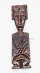 SANTIAGO, CHILE - Déc.80 - Raríssima e expressiva máscara étnica de coleção, executada á mão em madeira, adornada por riquíssimo trabalho vibrante. Bom estado de conservação. Mede 29,0 cm de altura x 7,5 cm de largura. 26
