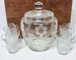 Belíssimo e elegante jogo para ponche, composto por uma poncheira e 08 canecas, executadas finamente em cristal chumbo de tonalidade translúcida, peças adornadas por rica lapidação floral com trabalho jateado. Poncheira mede 28 cm de altura x 16 cm de diâmetro da borda e canecas 8,0 x 8,0 cm cada. Bom estado de conservação, poncheira possui lascos.