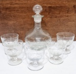 Elegante jogo composto por 01 licoreira e 05 taças, executadas finamente em antigo cristal de ótima qualidade e manufatura, adornadas por rica lapidação em tonalidade translúcida. Perfeito estado de conservação. Licoreira mede 21 cm de altura, taças medem 8,5 cm de altura x 8,0 cm de diâmetro da borda cada.