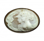 CLÁSSICO BROCHE CAMAFEU COM ARMAÇÃO DE OURO, ADORNADO POR RICO TRABALHO E FINO ACABAMENTO EM RARA CONCHA SARDÔNICA REPRESENTANDO BELA FIGURA DE CASAL DE EXCEPCIONAL QUALIDADE ESCULTÓRICA. ITÁLIA INICIO DO SÉC XX. EXCELENTE ESTADO DE CONSERVAÇÃO. MEDE APROX 4,5 X 3,5 CM. PESO 10.7 g.