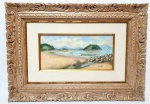 BENEDITO CALIXTO ( ITANHANHÉM-SP, 1853 - 1927, SÃO PAULO-SP) - Lindíssima e autêntica pintura finamente executada em técnica de óleo sobre tela, representando bela paisagem marítima rica em movimentos e colorações. Assinada no C.I.D. datada de 1908. Mede 20 x 40 cm. Enquadrada em majestosa moldura de madeira nobre ricamente trabalhada medindo 50 x 70 cm. Bom estado de conservação. NOTA SOBRE O ARTISTA: Benedito Calixto de Jesus (Itanhaém, 14 de outubro de 1853 São Paulo, 31 de maio de 1927) foi um pintor, desenhista, fotógrafo, professor, historiador, decorador, cartógrafo e astrônomo amador brasileiro e é considerado um dos maiores expoentes da pintura brasileira do início do século XX.12O artista manifesta a tendência para a pintura desde muito jovem. Em 1881, passa a residir em Santos, cidade que lhe serve de inspiração para vários quadros. Seu trabalho causou tamanho entusiasmo que a elite da cidade concede uma bolsa para que aprimore seus conhecimentos em Paris. É com o quadro Inundação da Várzea do Carmo (1892), que o artista consegue maior destaque: a crítica da época aponta a exatidão admirável com que representa a cidade de São Paulo e alguns de seus principais pontos.23O artista realiza diversas obras para o Museu Paulista, sob encomenda de Afonso d'Escragnolle Taunay, sobretudo cenas da cidade de São Paulo antiga e paisagens. Para seus quadros históricos e religiosos, realiza estudos fotográficos preparatórios, para os quais se vale de minuciosa pesquisa histórica. As paisagens são a temática mais cara ao artista. Nessas obras, apresenta uma pintura lisa, com o uso de velaturas e um colorido sempre fiel às características locais, embora trabalhado de maneira bastante pessoal no uso dos verdes, azuis e ocres. Benedito Calixto, dispunha de amplo conhecimento sobre o litoral paulista, e atua ainda como cartógrafo, realizando ensaios de mapas de Santos, e como historiador, escrevendo sobre as capitanias paulistas de Itanhaém e São Vicente.2BiografiaDiferente da típica trajetória dos consagrados artistas brasileiros da época, Calixto não frequentou a Academia Imperial de Belas Artes, na cidade do Rio de Janeiro.1 Começando como autodidata, teve sua formação em ateliês e escolas de arte do estado de São Paulo.4 Iniciou sua carreira como retratista na cidade de Brotas, no interior estado. Passou a realizar trabalhos de propaganda em Santos, onde teve seu talento reconhecido pela elite da cidade, através da Associação Comercial, que acabou por patrocinar a sua ida à França, onde estudou na Académie Julien, em Paris. Teve como mestres Gustave Boulanger, Lefebvre e Robert Fleury.15Destaca-se em suas obras um gosto acentuado pelo tema regionalista.5 O artista preocupou-se em construir uma carreira voltada para organizações ligadas à esfera pública e seus interesses.1 A cidade foi a temática central em todos os seus domínios. A afinidade às tradições populares, cívicas e religiosas formam seu traço característico, tendo se dedicado, nos últimos anos de sua vida, à pintura histórica, de costumes regionais e temas religiosos.5 Com obras compostas por pinturas de cenas históricas, retratos de figuras históricas e personalidades, painéis decorativos e vistas das cidades, Calixto escreveu memórias históricas sobre São Paulo, Santos, Itanhaém e o litoral santista. O maior aspecto de sua obra se concentra nas paisagens marinhas do litoral paulista. A fotografia foi grande aliada e importante referência para o artista em suas produções, utilizada para estudo de composição, registro de cenas, preparação de posturas e organização dos personagens que povoavam sua pintura. O artista também escreveu contos, como o intitulado Costumes de Minha Terra e manteve contribuição intensa com jornais locais, nos quais publicava diversos artigos.56Apesar de encomendas de quadros religiosos e de temática histórica e documentarista serem o que lhe rendeu maior reconhecimento, a observação da natureza e telas de paisagens e marinhas continuaram a ser parte importante de sua produção. Além da pintura, Calixto mantinha grande interesse pela história do litoral.6 Tal interesse fez com que, em 1895, o artista se tornasse sócio do Instituto Histórico e Geográfico de São Paulo (IHGSP), onde recebeu grande destaque pelas suas obras.17 A instituição também foi importante para a formação de seu pensamento historiográfico, na medida em que procurava honrar com integridade os fatos do passado.1 O artista escreveu diversos artigos para a revista da instituição, além de publicar livros e participar dos estudos que deram origem a um dos principais mapas que buscam reconstruir o processo de urbanização da cidade de Santos.6 Calixto foi também sócio fundador do Instituto Histórico e Geográfico de Santos.4 O artista teve sua carreira profundamente identificada com a elaboração de uma iconografia paulista associada ao acervo do Museu Paulista, sob a direção de Afonso d'Escragnolle Taunay, e com a colaboração do Instituto Histórico e Geográfico de São Paulo.8Benedito Calixto manteve a atividade de pintor, trabalhando em constantes encomendas, até sua morte. Sua última exposição foi realizada no mês de junho de 1926, no Teatro Coliseu de Santos, onde apresentou principalmente cenas históricas. Deixou aproximadamente mil pinturas e, como forma de manter e valorizar suas obras e sua memória, instalou-se em Santos a Pinacoteca Benedito Calixto, onde um centro de documentação de sua obra foi instalado.6Linha do tempo1853 1872Benedito Calixto de Jesus nasceu no dia 14 de outubro de 1853, na então Vila de Conceição de Itanhaém, no litoral sul paulista, que em 1906 tornou-se o município de Itanhaém. Filho de João Pedro de Jesus e Anna Gertrudes Soares, Calixto tinha sete irmãos. Nesta época, a vila era considerada um lugarejo semi-isolado do litoral. Seus habitantes se limitavam à pesca e eram de famílias remanescentes dos anos de sua maior importância econômica e administrativa, quando a vila era o centro da Capitania de Itanhaém, extinta em 1753. Benedito Calixto passou a infância entre a escola do mestre João Batista do Espírito Santo e as brincadeiras próprias da infância em cidade pequena.931873 1876Calixto aprendeu o ofício de marceneiro com o pai, João Pedro de Jesus, que era também ferreiro. Porém a cidade oferecia poucas oportunidades de trabalho e foi preciso sair à procura de melhores oportunidades em cidades mais ativas. Chega até a cidade de Santos, onde começa a pintar tabuletas de propaganda e composições de paisagens em casarões da época. Depois, vai à Brotas, no interior do estado de São Paulo, onde residiam seus tios Antonio Pedro e Joaquim Pedro. Antonio era maestro da banda local e ensinou noções básicas de música a Calixto. Seu tio Joaquim o levava para ajudar no trabalho, limpando e pintando as imagens da igreja matriz da cidade. Tendo em mãos todo o material para pintura, é nesse período que Calixto pinta suas primeiras telas.31877 1880Aos 24 anos, Calixto retorna a Itanhaém, onde se casa com sua prima Antônia Leopoldina de Araújo, com quem teve três filhos: Fantina, Sizenando e Pedrina. Sizenando e Pedrina vieram a dedicar-se à pintura e o filho de Sizenando, João Calixto de Jesus, seguiu a carreira de Benedito Calixto e foi professor de pintura na Escola de Belas Artes de São Paulo.10 Já o filho de Fantina recebeu o nome em homenagem ao avô: Benedito Calixto Neto tornou-se um profícuo arquiteto especialista em construção de igrejas. Após o casamento, Calixto volta a Brotas, onde passa a viver com seu irmão, João Pedro. Começa nessa época a pintar retratos e vistas das fazendas locais a pedido dos proprietários.31881Calixto realizou sua primeira exposição no saguão do Correio Paulistano, foi reconhecido pela crítica, porém, nenhuma tela foi vendida. Retorna a Santos, onde volta a realizar trabalhos de propaganda, como o mural Deusa da Fortuna para uma casa de loterias, além de farmácias e outros comércios.3 Seu primeiro trabalho executado na cidade foram quatro medalhões com o tema de paisagens e marinhas do porto de Santos, para a decoração do saguão de entrada do escritório comercial de Hygino Botelho de Carvalho, homem influente do partido conservador e pai do poeta Vicente de Carvalho.10 Companhias como as Docas de Santos e a São Paulo Railway Company, recém chegadas à cidade encomendaram paisagens a Calixto. Seu sucesso na cidade foi o que lhe garantiu a possibilidade de realizar estudos mais aprofundados.11 No mesmo ano, Calixto pinta Porto das Naus e Desembarque de Martim Afonso de Souza.3 O pintor foi o primeiro a se dedicar a pintar imagens relacionadas à chegada de Martim Afonso de Sousa.111882Já conhecido na cidade, é convidado por Garcia Redondo, engenheiro responsável pela construção do Teatro Guarani, para decorar essa nova sala de espetáculos. Calixto ficou responsável pela pintura do teto e do pano de boca.3 Ponto de destaque em seus primeiros anos de carreira, os trabalhos no Teatro Guarani marcam uma encruzilhada na trajetória de Calixto, que vai de artesão de prestígio a artista.11 Devido à repercussão de suas obras, Garcia Redondo solicita a um dos beneméritos do município de Santos, Visconde de Vergueiro, que financiasse os estudos artísticos de Calixto em Paris.3 Na época, membros dos poderes públicos santistas, das sociedades dramáticas e de associações privadas representantes de comerciantes e cafeicultores (Associação Comercial de Santos), configuravam uma elite que precisava adquirir capital simbólico e que, para tanto, abriu espaço para prestigiar seus artistas. Assim, Calixto é financiado para se aperfeiçoar em Paris.111883Aos 29 anos, Calixto se muda para Paris,12 onde passa a morar em Asnières, um bairro afastado do centro da cidade. Inicia seus estudos no ateliê de Jean-François Raffaëlli, porém deixa o ateliê, por não se moldar à técnica impressionista. Entra então na Académie Julian, onde tem como professores Tony Robert-Fleury, Gustave Boulanger, Jules Lefebvre e William Bouguereau. Estuda composição de desenhos a partir de modelos vivos. Com a tela Uma Cena do Dilúvio, obtêm o segundo prêmio em um concurso de pintura histórica.3 Durante sua estada na França, Calixto teve a oportunidade de expor suas pinturas na Académie Julian.10.1884 1889Calixto retorna a Santos trazendo, além da tela Longe do Lar, uma câmera fotográfica, que mais tarde o auxiliaria no registro de cenas para a elaboração de suas telas históricas e religiosas.12 Em Santos, o artista pinta paisagens da cidade e das transformações urbanas pelas quais passa, principalmente no porto, além de retratos de personalidades santistas. Passa a dar aulas de desenho no colégio Azurara e faz algumas exposições de suas obras.3 A principal exposição do período foi realizada em um edifício na rua General Câmara, onde o artista expôs cerca de 45 pinturas entre temas religiosos, acadêmicos, cenas de Paris e retratos. Também foram expostos 42 desenhos, realizados a partir de estudos de modelos vivos na academia.101890 1893Proclamação da República.Na tentativa de ampliar seu mercado de compradores, muda-se para São Paulo, onde expõe na Casa Levy com bom sucesso para a época. Recebe sua primeira grande encomenda da pintura histórica A Inundação da Várzea do Carmo, que é exposta em 1892. Em 1893 realiza as obras Evangelho nas Selvas e Proclamação da República.3 Nesse período, Calixto realizou obras que tinham a própria cidade como tema. Suas obras incluíam imagens produzidas a partir de fotografias de Militão de Azevedo, dando continuidade a seu interesse pelo estudo e preservação do patrimônio histórico.101894 1896Insatisfeito com o retorno financeiro de suas exposições em São Paulo, Calixto retorna ao litoral em 1894, para São Vicente, onde permanece até o fim da vida. Publica seu primeiro livro A Vila de Itanhaém em 1895, mesmo ano em que se torna sócio do Instituto Histórico e Geográfico de São Paulo (IHGSP). No ano seguinte, Calixto realiza as obras Jesus no Horto e A Bandeira do Divino ambas sobre costumes do litoral.31897 1899Calixto pinta a tela José de Anchieta e a Fera. Muda-se para uma nova residência, na Rua Martim Afonso, 192, com amplo espaço para seu atelier, além de um laboratório fotográfico construído com o equipamento que trouxe de Paris.10 Recebe medalha de ouro de 3.ª classe na 5.ª Exposição Geral de Belas Artes, da Escola de Belas Artes da Universidade Federal do Rio de Janeiro, com o quadro Panorama do Porto de Santos e do Novo Cais. Em 1898, pinta Gólgota, para a Irmandade dos Passos em Santos, e expõe no Salão Nacional de Belas Artes, no Rio de Janeiro, onde recebe medalha de ouro de 3.ª classe.31900 1906Retrato do Padre Bartolomeu Lourenço de Gusmão.Realiza, em 1900, O Poema de Anchieta e Fundação São Vicente. Expõe novamente no Salão Nacional de Belas Artes, no Rio de Janeiro. Entre os anos de 1901 e 1903, realiza as obras O Poema a Virgem Maria, Padre José de Anchieta, José Bonifácio de Andrade e Silva, Padre Bartolomeu de Gusmão, D. Pedro I, Capitão Mor de Itu Vicente da Costa Taques Góes Aranha e Brás Cubas. No ano de 1902, Calixto inicia sua extensa série de trabalhos sobre o passado histórico do Brasil e, principalmente, de São Paulo, para o Museu Paulista.3 As transformações urbanas de Santos e de São Paulo se fazem presentes nas telas do acervo do Museu Paulista, principalmente nas de Calixto. O artista não era só um pintor de telas para o museu, mas também um importante informante de descobertas e aspectos históricos das cidades do litoral.11 Expõe, no mesmo ano de 1902, na primeira Exposição de Belas Artes de São Paulo. Em 1903, o artista realizou a pintura Domingos Jorge Velho, para o Museu Paulista. No mesmo ano deu início a estudos sobre vida e a obra do Padre Jesuíno do Monte Carmelo. No ano de 1904, com a obra Os Falquejadores, é premiado com medalha de ouro na Exposição Internacional de Saint Louis, nos Estados Unidos.31907 1910No início do período, realiza O Naufrágio do Sírio. Faz uma exposição em Belém do Pará, na qual alcança excelente resultado financeiro. Em 1909 pinta Santa Ceia, e dá início aos seus trabalhos para a Igreja de Santa Cecília, na cidade de São Paulo.3 Calixto recebe a encomenda e executa dez pinturas de óleo sobre tela, sendo este seu primeiro trabalho de fôlego executado no campo da arte sacra. O artista recebe a encomenda de Dom Duarte Leopoldo e Silva, então bispo de São Paulo e faz um amplo estudo sobre a vida de Santa Cecília, que dá nome ao templo. Calixto não só atende a encomenda religiosa, como também atua como historiador, vertente esta que sempre o acompanha em suas pinturas.13 O Batismo de São Valeriano, Aparição do Anjo do Senhor, Morte de Santa Cecília, Os Funerais nas Catacumba, estudos para Santa Cecília perante o Tribunal, A Morte de Santa Cecília e A Imposição do Véu são datadas no mesmo período. Calixto inicia os trabalhos para o Palácio Episcopal de São Carlos, entre eles Tobias e o Anjo. Em 1910, realiza Pedro Correa Via Damasco ou A Conversão de Pedro Correa, a primeira de suas telas a retratar a vida do bandeirante Pedro Correa,13 Verdadeira Efígie de São Carlos Borromeu e Leitura.31911Participa da primeira Exposição Brasileira de Belas Artes no Liceu de Artes e Ofícios de São Paulo. Realiza as obras O Batismo de Cristo, Corpo de Cristo Morto, O Martírio de Pedro Correa, além de trabalhos para a Igreja de Santa Ifigênia: Anunciação à Maria, Deposição de Cristo e A Ceia de Emaús. Realiza obras para o Palácio São Joaquim, no Rio de Janeiro: Conversão de São Paulo, Investidura de São Pedro, Martim Afonso a caminho de Piratininga e Partida de Estácio de Sá. Em 1915, realiza Santo Afonso para os padres redentoristas da Basílica de Aparecida, e publica Memória Histórica sobre a Egreja e o Convento da Imaculada Conceição de Itanhaém.3 A produção religiosa de Calixto se insere no contexto de união entre Igreja e Estado. O artista executa aproximadamente dezessete encomendas religiosas para igrejas, matrizes, conventos e mosteiros na cidade de São Paulo, no litoral paulista e no interior do estado, no Rio de Janeiro e no Espírito Santo, trabalhando livremente para a igreja. Além disso, sua produção também se adéqua aos anseios da elite cafeeira, na medida em que executa pinturas com temáticas interessantes e adequadas aos mesmos. Assim, o artista se insere em um mercado de arte religiosa fortemente estruturado, tendo em vista as ligações com a elite cafeeira do início do século XX.131917 1919No ano de 1917, as obras A Imposição do Véu, Santa Cecília perante o Tribunal, Santa Symphorosa e São Tarcísio, realizadas para a Igreja Santa Cecília de São Paulo, são finalizadas. No mesmo ano, Calixto inicia trabalhos para a Catedral de Ribeirão Preto, com as pinturas Restituição da fala a Neófita Zoé e Serás o Defensor da Igreja de Cristo. Calixto realiza também seis estudos referentes aos quadros da vida de São Sebastião. Em 1918, o artista pinta A Santa Ceia e Lava-pés, na catedral de Amparo, interior de São Paulo. A partir de fotografias de Militão de Azevedo, o pintor inicia uma série de quadros da cidade de São Paulo.3 Calixto realizou a transposição integral para a tela de algumas dessas fotos que, nesse processo, ganhavam cores intensas que caracterizam as telas do artista.14 Paço Municipal e Fórum e Cadeia de São Paulo foram obras patrocinadas pelo Museu Paulista, sob a direção de Afonso d'Escragnolle Taunay. Na mesma época, Calixto realiza obras para a Igreja da Consolação e para a Catedral de Ribeirão Preto, interior de São Paulo.31920 1926Autorretrato de 1923Entre os anos de 1920 e 1923, Calixto realiza as obras Marechal Deodoro da Fonseca, Rua da Quitanda, Estação da Luz em 1860, Na Cabana de Pindobuçu, Santos Antiga, Porto de Santos, Fundação da Vila de Santos, Panorama de Santos em 1822, Panorama de Santos em 1922 e Martim Afonso de Souza. Em 1924, inicia seus trabalhos para a Igreja Matriz de São João Batista. Além de realizar desenhos sobre a vida de Santa Teresa d'Ávila para seu mosteiro, na cidade de São Paulo, Calixto também decorou a igreja da Ordem Primeira do Carmo, no Convento do Carmo de Santos. Publicou Capitanias Paulistas, pintou o quadro O Cristo Benze o Pão Eucarístico para a igreja Matriz de Itanhaém, e realizou desenhos para vitrais do Convento de Itanhaém, tendo sido agraciado pelo Papa Pio XI por suas obras religiosas. Em 1926, trabalhou para o Convento de Nossa Senhora da Penha, em Vila Velha, no Espírito Santo.3 Sua última exposição foi realizada em junho de 1926, no Teatro Coliseu Santista, onde apresentou principalmente cenas históricas.61927Os últimos trabalhos sacros de Calixto foram realizados para a Catedral de Santos. Morre no dia 31 de maio, em São Paulo, na casa de seu filho Sizenando. Quando faleceu, Calixto estava em negociações com o Arcebispo de São Paulo, D. Duarte Leopoldino e Silva, para realizar a decoração da Capela do Carmelo, no bairro de Perdizes e com os frades capuchinhos, para a decoração da Igreja da Imaculada Conceição, ambos em São Paulo.3ObraContexto e estiloBenedito Calixto foi pintor de paisagens, marinhas, costumes populares, cenas históricas e religiosas. Considerado pintor de história e religioso, gêneros nos quais deixou produção abundante, suas obras de cenas portuárias e litorâneas o consagraram como artista. Dedicado a temas históricos e a paisagens, suas telas são registros raros de cenas e eventos marcantes do passado do litoral paulista, bem como de vistas urbanas e de marinhas à época em que viveu. Além da pintura e da fotografia, Calixto se desenvolveu na palavra escrita. O artista escreveu e publicou vários artigos e livros.15Produziu obras importantes para vários museus, entre eles o Museu Paulista, em São Paulo, para inúmeras igrejas em todo o país, associações, fundações, instituições.3 Além da pintura se revelou-se como historiador, escritor e fotógrafo. Como historiador, resgatou a existência da então ignorada Capitania de Itanhaém,16 assim como sua importância na história da exploração e colonização do interior do Brasil, raças a minuciosas pesquisas a a documentos seculares esquecidos em Itanhaém, São Vicente e São Paulo.16Capitanias paulistasNa obra reconhecida como a mais importante do artista como historiador, Calixto enaltece a índole e a história dos paulistas identificados como os bandeirantes, expõe suas descobertas, interpretações e impressões sobre a história dos vicentinos. O historiador transita de uma história fundiária privada com fortes tons e acentuada inclinação genealógica até os aspectos mais gerais sobre a história do Brasil. Uma versão preliminar de Capitanias Paulistas foi originalmente publicada em 1915, na revista do Instituto Histórico e Geográfico de São Paulo (IHGSP), com o nome de Capitanias de Itanhaen, mas seu formato revisado fora publicado somente em 1924. O livro tinha como objetivo apresentar os desdobramentos dos primeiros anos colonização do litoral paulista por meio das disputas das famílias herdeiras dos irmãos Martim e Pero Afonso de Souza, entre 1535 criação da capitania de São Vicente e 1791 extinção da capitania de Itanhaen.1Para Calixto, ao visar instituir a história como ciência, essa necessitava de um elenco de personagens-mito e tradições, a tornando capaz de compreender o passado como um conjunto de estruturas controladas e pretensamente imutáveis. Empenhado na representação da história e na invenção de uma paisagem do litoral paulista, Calixto contribuiu para a representação iconográfica do mito bandeirante através da tela O Mestre de campo Domingos Jorge Velho e seu lugar-tenente Antônio Fernandes de Abreu (1903) e do vitral Epopeia dos Bandeirantes (1922). Mais que uma ilustração, a tela O Mestre de campo Domingos Jorge Velho e seu lugar-tenente Antônio Fernandes de Abreu efetivamente é a constituição do mito bandeirante.1Museu PaulistaAfonso d'Escragnolle Taunay assumiu a direção no Museu Paulista em 1917, quando dedicou-se a Seção de História Nacional e desenvolveu um projeto de exposições históricas visando as comemorações do centenário da Independência, em 1922. Quatro das dezesseis salas de exposições foram reservadas à história de São Paulo, duas das quatro salas foram voltadas especificamente à reconstrução da cidade em meados do século XIX: a sala da maquete São Paulo, em 1841 e a antiga Iconografia Paulista. Para a sala Antiga Iconografia Paulista, Taunay encomendou telas a óleo de pintores como Benedito Calixto de Jesus. Taunay forneceu como modelo para as telas, fotografias de Militão Augusto de Azevedo, que registram aspectos da cidade em 1862 e em 1887.17 Calixto trabalhou especialmente na reprodução em pinturas, dessas fotografias de Militão .1819 As imagens no acervo do Museu Paulista, que compõem a Coleção Benedito Calixto de Jesus (CBCJ), retratam paisagens urbanas da cidade de São Paulo, da Baixada Santista e de cidades do interior do estado de São Paulo. Dentre os quadros de destaque na coleção do museu estão Inundação da Várzea do Carmo, 1892, em que Calixto registra o limite industrial de da cidade de São Paulo, destacando edificações associadas à indústria do café.20 Esse quadro, assim como outros do pintor, é considerado um "verdadeiro documento de época".21Arte SacraVindo de uma família de católicos, Calixto acompanhava as atividades da igreja de Itanhaém desde criança. Teria feito, na adolescência, o primeiro presépio da cidade, em madeira. Mesmo depois de adulto, era o responsável pela decoração da cidade durante as encenações da Semana Santa. Nessa época, o artista criou seus estreitos laços de amizade com senhores da igreja, o que posteriormente ajudaria em sua indicação para diversas obras. Pode-se afirmar que em sua formação, o gosto pela pesquisa, pintura e a importância de sua religiosidade se fundiram. Calixto se tornou um pintor católico que pesquisa. Suas primeiras pinturas religiosas são encomendas feitas por irmandades da cidade de Santos. Calixto passa por um importante ciclo de estudo e pinturas sobre a vida do padre jesuíta José de Anchieta. Após esse ciclo, o artista vislumbra um novo mercado para seu trabalho: a decoração de igrejas, principalmente no interior e na capital paulista. A partir da década de 1900, o artista trabalharia arduamente para a igreja católica. Além de telas, realiza também a decoração interna de igrejas, como a de Santa Cecília, de Santa Ifigênia e da Consolação, em São Paulo. No interior do estado, realiza trabalhos em São Carlos, Bocaina, Catanduva e Ribeirão Preto.3Em BocainaUma casualidade trouxe as telas de Calixto para Bocaina, município do centro do estado de São Paulo, que tinha em 2015, quase doze mil habitantes. A história registra que ele deveria pintar os seus quadros na igreja matriz de Jaú. Não houve acordo quanto ao preço e ele abandonou o projeto. Em Bocaina, na época, estava o padre José Maria Alberto Soares, que tinha interesse em ter as telas do pintor em sua igreja, a Matriz de São João Batista, e começou a escrever a Calixto, expressando essa vontade. Conseguiu sensibilizar o artista, que veio a Bocaina e pintou as telas por um preço bem menor daquele que pedira em Jaú. Em 10 de dezembro de 1923 começava seu último grande trabalho, a pintura das telas Salomé recebe a cabeça de João Batista e Transfiguração para a matriz de Bocaina. As obras podem ser consideradas o melhor da arte sacra pintada por Calixto, que por ter nascido e vivido em cidades litorâneas, pintou muitas marinhas. O próprio pintor considerava as obras como os seus melhores trabalhos sacros. Dominado pela ideia da morte próxima, dizia que nessa igreja seria o lugar onde se perpetuaria a sua derradeira arte.22Homenagens a Benedito CalixtoHá uma exposição permanente na cidade paulista de São Carlos, chamada Benedito Calixto na Terra do Pinhal, com amplo panorama da vida e obra do célebre pintor brasileiro e trabalhos originais realizados por ele para o antigo Palácio Episcopal de São Carlos. Os trabalhos pertencem ao acervo da municipalidade são-carlense, com oito afrescos que estão na exposição. A exposição é no Museu da "Estação Cultura" na Estação de São Carlos.23A Fundação Pinacoteca Benedito Calixto, entidade sem fins lucrativos, localizada em um antigo casarão em estilo eclético e interior em Art Noveau à Avenida Bartolomeu de Gusmão, 15, Boqueirão, Santos, São Paulo, tem uma exposição permanente de obras de Calixto. Seu acervo é de cerca de sessenta obras do pintor - marinhas, paisagens, retratos e nus desenhados na Academia Julian, Paris. A Pinacoteca conta também com uma biblioteca, com acervo de livros de arte, e um Centro de Documentação sobre Calixto e sua obra.24Foi homenageado na cidade de São Paulo com a Praça Benedito Calixto.25