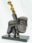 INOS CORRADIN com certificado - ''Equilibrista'' - Rara e belíssima escultura em bronze patinado de excelente fundição e qualidade escultórica, elegantemente montada sobre base de granito preto. Assinado Inos. Perfeito estado de conservação. Mede 27,5 x 22 x 10cm. Acompanha certificado de autenticidade emitido pelo artista e registrado em cartório. NOTA: Artista premiado e catalogado.1929 Nasce em 14 de novembro, em Vogogna, Piemonti, Itália. Com alguns meses seus pais transferem-se para Montreaux, Suíça Francesa, onde permanece até os 5 anos de idade. Depois, volta para a Itália, em Castelbado, Província de Padova, terra de seus pais, onde passa a infância e juventude. 1945Estuda pintura com o professor Tardivello. 1947Colabora com o pintor Pendini na execução de um mural alusivo aos mártires da resistência italiana, em Castelbaldo, Padova Itália. 1950Chega ao Brasil, estabelecendo-se em Jundiaí, São Paulo. 1951Conhece o pintor argentino Osvaldo Navarro que dirige o Atelier Cooperativa Politone na Vila Mariana, São Paulo. É convidado a fazer parte do núcleo artístico do qual participam, entre outros, os pintores: Ian Woronieki e Geraldo Trindade Leal e mais cinco pintores. 1952Convidado a participar do II Salão Paulista de arte moderna de São Paulo. 1953Chega a Salvador da Bahia com o pintor Trindade Leal. Conhece o grupo artístico baiano da época: Mário Cravo Júnior, Rubens Valentin, Aguinaldo dos Santos, Caribè, Raimundo de Oliveira, Pancetti, Jenner Augusto, Wilson Rocha e Mirabeau Sampaio, o crítico Wilson Rocha e o cantor e compositor Dorival Caymmi. 1954Convidado a participar do Salão Nacional de Arte Moderna do Rio de Janeiro.Osvaldo Gil Navarro o convida a participar da equipe de cenógrafos do Ballet do IV Centenário de São Paulo. Executa cenários para ballet e peças teatrais para Rugero Giacobbi e Aldo Cravo.1955Continua ativo como cenógrafo. 1957Começa uma nova fase de sua vida. Chega a Ibiúna, São Paulo, onde pinta e trabalha com os madeireiros que na época tinham na madeira sua principal fonte de economia, de onde extraia madeira para sua pequena fábrica de brinquedos. Nesta cidade, conhece o seu primeiro e mais importante marchand: Américo Reisfeld, que após cessar suas atividades é sucedido por seu genro, o Sr. Josef Bar-Tzion, que o representa em diversas exposições internacionais. 1960Casa-se com Maria Helena Rolin Carmelo com a qual teve três filhos. 1976É representado pela Sra. Carla Surian Albori com exclusividade européia. 1977Faz sua primeira exposição individual na Galeria de Arte André São Paulo, hoje denominada Nova André Galeria, onde trabalhou com exclusividade para André Blau, desde o começo da década de 60. 1979Contratado para pintar um cenário 8 x 11m para o teatro de Rovigo Itália 1990A Prefeitura de Jundiaí adquire 5 obras, com motivos religiosos, que estão expostos no Velório Municipal Adamastor Fernandes. 1993A Prefeitura Municipal de Jundiaí lhe presta uma homenagem pelos seus 40 Anos de Pintura, organizando uma exposição retrospectiva no Paço Municipal Nova Jundiaí, com obras emprestadas por inúmeros colecionadores. 1997Lança o livro La Visione Incantata na Nova André Galeria, em S.Paulo, com uma exposição. (livro lançado simultaneamente no Brasil e na Europa), lançado por Edas Edizioni DArte Surian. 2001Lança seu livro Venticinque Anni di mostre in Europa, lançado por Edas Edizioni DArte Surian. 2002A Companhia Italiana Costa Navegações lança ao mar o navio Costa Atlântica em Veneza e o contrata para decorar suas cabines com 800 serigrafias e 42 óleos sobre tela.Passa a fazer parte dos anais da Câmara Federal com discurso feito pelo Deputado Federal André Benassi ressaltando sua importância na pintura no Brasil e exterior. 2004Comemora 50 anos de pintura com uma super exposição no Hotel Intercontinental, na Al.Santos em S.Paulo, onde lançou seu livro 50 Anos de Pintura, editado por Auderi Martins. 2005É solicitado pela Prefeitura Municipal de Jundiaí, através do Prefeito Ary Fossen para criar um selo comemorativo dos 350 anos da cidade. Este selo também foi lançado pela Empresa Brasileira de Correios e Telégrafos. 2006É homenageado pela Associação Terapêutica de Estimulação Auditiva e Linguagem - ATEAL, juntamente com a Prefeitura Municipal de Jundiaí, em função de sua benemerência com as crianças assistidas dessa ONG, que inclusive reproduziram de forma singular algumas de suas obras. 2007Pinta o óleo sobre tela Tributo à Serra do Japi (l,80 x 9,00m), cuja réplica transformada num painel de 9,00 e 4,5 metros, encontra-se em exposição permanente na Rodoviária de Jundiaí, a convite do Prefeito Ary Fossen. 2008Lançamento do documentário INOS que traça um panorama de sua vida artística nos seus 56 anos de carreira, bem como curiosidades de sua vida pessoal. 2009Ano em que Inos completa 80 anos. As comemorações começaram em maio, na Itália, onde ele foi homenageado pela Prefeitura de Padova, através do Prefeito Flavio Zanonato, com uma exposição num Palácio Medieval do século XVI, na Salla della Gran Guardia na Piazza dei Signori.Em setembro, Inos fecha as comemorações com uma grande exposição na Nova André Galeria, onde trabalhou com exclusividade por 30 anos. Inos retorna à sua velha casa, depois de percorrer um longo caminho com mais de 200 exposições internacionais.Ainda em 2009,lança a 2ª edição do livro 50 Anos de Pintura com uma noite de autógrafos na Livraria da Vila, Al.Lorena em S.Paulo; 2010A Prefeitura de Jundiaí, por iniciativa do prefeito, Sr. Miguel Haddad, presta-lhe uma homenagem pelos seus 80 anos com uma exposição de esculturas e fotos de sua carreira ao lado de familiares e celebridades do mundo das artes, da música e da política nacional e internacional. O momento mais emocionante da homenagem foi o espetáculo musical, organizado por sua assessora Sandra Carnio, chamado Um concerto para Inos com músicas que retrataram momentos marcantes da vida do pintor, tendo à frente a cantora Clarina Fasanaro e músicos convidados.A convite do artista Ivald Granato passa a integrar o Grupo dos Onze (G11). O referido grupo é composto de renomados artistas da atualidade, dentre eles Cláudio Tozzi, Mario Gruber, Peticov, entre outros.A escultura O Saxofonista é escolhida para premiar sessenta grandes nomes da indústria musical brasileira no evento Expo Show Business, promovido por Tom Gomes. Dentre os premiados, Dody Serena, empresário do cantor Roberto Carlos, Guto Graça Mello, produtor musical da TV Globo, Marcelo Castello Branco, presidente da gravadora EMI e José Celso Guida, diretor geral da gravadora Biscoito Fino. 2011É homenageado com a exposição Gabinete de Arte Inos Corradin na Câmara Federal Brasília - DF , por ocasião do Momento Itália/Brasil. Inos que chegou ao Brasil na década de 50 é um símbolo da ligação e amizade entre brasileiros e italianos. 2013É homenageado na cidade de Padova - Itália, com o prêmio "Città di Padova 2013" pela sua trajetória artística.