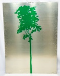 GINO MAROTTA (ITÁLIA, 1935 - 2012) - ´´ÁRVORE ARTIFICIAL´´ - 217/2100 - Raríssima e linda gravura em placa de metal de ótima fundição italiana, representando bela árvore rica em movimentos. Assinada e datada de junho de 1972 no C.I.D. e verso. Tiragem 217 de 2100. NOTA SOBRE O ARTISTA: Gino Marotta ( Campobasso , 20 de junho de 1935  Roma , 16 de novembro de 2012 ) foi um pintor e escultor italiano ativo na arte contemporânea.BiografiaNascido em Campobasso em 1935, viveu e trabalhou muitos anos em Roma. Na sua primeira exposição pessoal, em 1957 em Milão, expôs tapeçarias, encáusticas e véus, seguidos de chumbo, alumínio e bandoni (chapas de ferro encontradas e montadas) que apresentou em Roma na Galleria Appunto e em Milão na Galleria dell' Ariete, em 1959. Nos laboratórios das indústrias químicas, fábricas e fundições, experimenta novos materiais como poliuretanos e poliésteres e cria esculturas utilizando processos industriais para a produção série. A vocação para a utilização de novos materiais continua nas esculturas recortadas em metacrilato que logo se transformam em Ambientes como o Bosco Naturale-Artificiale (1967), o Nuovo Paradiso (1968), o Éden Artificial (1969) e Misura Naturale Cava ( 1970). Em 1968 participou na exposição Il Teatro delle Mostre na galeria La Tartaruga de Roma com a instalação Foresta di menta , uma longa série de fios verdes feitos de materiais plásticos que dão a impressão de vinhas penduradas. Do mesmo ano é Giardino all'italiana , uma intervenção de carácter urbano, na qual organiza fardos de feno, durante o evento organizado por Germano Celant em Amalfi na Arte Povera .Participou em algumas das mais interessantes exposições de arte contemporânea italiana como O Espaço da Imagem em Foligno em 1967, "Amore Mio" em Montepulciano em 1970 e "Vitalità del Negativo" no Palazzo delle Esposizioni em Roma em 1970- 71.A exposição Ceroli, Kounellis, Marotta, Pascali: 4 artistes italiens plus que nature no Musée des Arts Décoratifs , Palazzo del Louvre , Paris, data de 1969 .Foi convidado para a IX Quadrienal de Roma (1965-66) e posteriormente, em 1972, para a X Quadrienal com a instalação Introdução geral à natureza .A exposição antológica na Rotonda della Besana de Milão data de 1973 , juntamente com enos Jardins doEden Artificialea exposição do ambiente de trabalhoNa década de 1970 foi diretor da Academia de Belas Artes de L'Aquila .  1 Em 1984 participou com As Ruínas da Ilha de Altilia na XLI Exposição Internacional de Arte de Veneza.Algumas de suas obras, entre elas a escultura em metacrilato Árvore da Vida, fazem parte da Coleção Farnesina do Ministério das Relações Exteriores e foram posteriormente expostas em exposições:Arte Italiana 1950-1970. Obras-primas da Coleção Farnesina, Arte Italiana 1950-1970. Obras-primas da Coleção Farnesina com curadoria de Maurizio Calvesi , Lorenzo Canova e Renato Miracco, Galeria Nacional de Arte Moderna, Nova Delhi , 2005.Sinais italianos da Coleção de Arte Contemporânea da Farnesina com curadoria de Maurizio Calvesi e Lorenzo Canova, Belgrado, Galeria da Academia Sérvia de Ciências e Artes, 2005.Em 2007 Viagem pela Arte Italiana 1950-1980. Cem obras da Coleção Farnesina . Exposição itinerante com curadoria de Maurizio Calvesi e Lorenzo Canova. Galeria Nacional de Arte Moderna, Sarajevo (maio); Museu Nacional de Arte Estrangeira, Sófia (junho); Museu de Belas Artes de Budapeste (julho); Museu Nacional Brukenthal, Sibiu (setembro-outubro); Museu Nacional de Arte Contemporânea MNAC, Bucareste (novembro-dezembro); Wilanow Palace Museum Varsóvia (dezembro-janeiro) e em 2008 Journey into Italian Art 1950-1980. Cem obras da Coleção Farnesina , Santiago do Chile, Buenos Aires, São Paulo, Lima, Caracas e Guadalajara. Em 2005 participou do coletivo Burri, gli artistas e la materia 1945-2004 na Scuderie del Quirinale em Roma.Gino Marotta é de 2007 . Artificial Natural , ARADO, Arquivo de Artes Eletrônicas, Universidade de Molise , sede de Campobasso, curadoria de Lorenzo Canova , que marca a inauguração do espaço expositivo da universidade, do qual o artista campobasso é nomeado diretor honorário. Em Milão, o Studio Giangaleazzo Visconti realizou duas exposições individuais: Gino Marotta Anni Fifty ( expôs pela primeira vez a obra de,MACRO(2009). Em 2009, na reabertura doGino Marotta amore amore2007) eO cinema e o teatro de vanguarda envolveram-no em inúmeras obras como o filme Salomé , a cenografia teatral de Nostra Signora dei Turchi (1972) e, mais de uma década depois, os cenários e figurinos de Hommelette para Hamlet de Carmelo Bene, que lhe renderam lhe rendeu o prêmio Ubu de melhor cenografia em 1988.Amigo de poetas como Ungaretti e Cardarelli, criou livros preciosos com Emilio Villa , Giorgio Soavi e Antonio Delfini . Viveu até à sua morte, ocorrida em 2012, aos 77 anos, entre Roma e a Isola di Pievebovigliana nas Marcas , mas nunca se esqueceu da sua cidade natal, que lhe dedicou, no renovado Palazzo dell'Ex GIL, uma exposição. ano após sua morte, com curadoria de Lorenzo Canova.