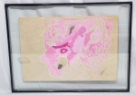 IVAN SERPA (RJ, 1923 - 1973) - ´´AQUARELA´´ - Lindíssima pintura finamente executada em técnica de guache sobre cartão, representando clássico motivo abstrato rico em movimentos. Assinada e datada de 1969 no C.I.D.  Mede 32,5 x 47,5 cm. Enquadrada em moldura com vidro para conservação da obra medindo 45,5 x 60 cm. Bom estado de conservação. NOTA SOBRE O ARTISTA: Ivan Ferreira Serpa (Rio de Janeiro, 1923  Rio de Janeiro, 1973) foi um pintor, desenhista, professor e gravador brasileiro.1 A obra de Ivan Serpa, desde o início de sua carreira, oscilou entre o figurativismo e a arte concreta.1Recebeu vários prêmios no Brasil e participou de várias bienais realizadas em São Paulo, além de Veneza (1952, 1954 e 1962) e Zurique (1960), quando foi igualmente premiado.2 O Museu de Arte Moderna do Rio de Janeiro realizou algumas retrospectivas de sua obra nos anos 1965, 1971 e 1974.2Década de 1940Estudou pintura, gravura e desenho com o austríaco Axl Leskoschek, entre 1946 e 1948, no Rio de Janeiro.1 Na década de 1940 participou de exposições realizadas na Divisão Moderna do Salão Nacional e da 1ª Bienal de São Paulo, onde ganhou seu primeiro prêmio.2 Realizou a primeira individual no Instituto Cultural Brasil-Estados Unidos e expôs na XXVI Bienal de Veneza.Década de 1950Em 1949, convidado, ministrou suas primeiras aulas no Museu de Arte Moderna do Rio de Janeiro (MAM/RJ) e, partir de 1952, passou a exercer atividade didática sistemática, especialmente no ensino infantil,2 dando aulas livres de pintura.Em 1954 publicou o livro Crescimento e Criação, com texto de Mário Pedrosa, sobre sua experiência no ensino de arte para crianças. Nesse mesmo ano, ao lado de Ferreira Gullar e Mário Pedrosa, criou o Grupo Frente, integrado por Franz Weissmann, Lygia Clark, Aluísio Carvão, Hélio Oiticica, Décio Vieira e Lygia Pape, tendo permanecido na liderança do grupo até sua dissolução, em 1956.1Em 1957 recebeu o prêmio de viagem ao exterior no Salão Nacional de Arte Moderna (SNAM).1Viveu na Europa entre os anos de 1958 e 1959, quando retornou ao Brasil.2Décadas de 1960 e 1970Entre o final dos anos 50 e começo dos anos 60, seu trabalho ganhou novos contornos, passando a incorporar elementos menos determinados como gestos, manchas e respingos de tinta.1 Em 1960, influenciado pelo desenho infantil, construiu imagens entre a abstração e a figuração. Nessa época, atuou como restaurador de livros na Biblioteca Nacional do Brasil, trabalho que serviu como inspiração para a série dos Anóbios, feita entre 1961 e 1962.1A partir de 1963 intensificou-se seu interesse pela figuração, realizando trabalhos como os da Série Negra e das séries Bichos e Mulheres com Bichos.1 Algumas obras incorporaram letreiros e a sobreposição de formas geométricas. A produção foi exposta em mostras importantes, como Opinião 65, Opinião 66 e Nova Objetividade Brasileira.1Em 1967 iniciou a série Op Erótica, que marcou seu retorno à linguagem construtiva. Interessado na op art, ele retomou a construção geométrica e os elementos bem definidos, tendo desenvolvido outras séries com essa característica, como Mangueira e Amazônicas. Essas obras o levaram às Arcas, móveis com formas brancas no seu interior que, por sua vez, deram origem às pinturas Geomânticas, a partir de 1969. Trabalhou nestes quadros até 1973, quando veio a falecer de ataque cardíaco e derrame, com apenas 49 anos.
