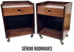 SÉRGIO RODRIGUES (RJ-RJ, 1927 - 2014) - Charmoso e lindo par de criados-mudos vintage, feitos em madeira com rico acabamento, design modernista e exclusivo do renomado arquiteto/designer. Gaveta com puxador circular vazado e nicho inferior espaçoso. Peças de linhas retas, elegante e funcionais. Medem 62,0 cm de altura x 45,0 cm de comprimento x 40,0 cm de largura. Bom estado de conservação, possuem desgastes decorrentes do tempo conforme fotos extras. NOTA SOBRE O ARTISTA: Sérgio Rodrigues foi um arquiteto e designer brasileiro de reconhecimento internacional. Trabalhou paralelamente a outras personalidades como Joaquim Tenreiro, José Zanine Caldas no desenvolvimento do design de mobiliário no Brasil. Trabalhou com design de móveis seguindo os preceitos do modernismo no Brasil. Wikipédia