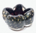 MURANO - Belíssimo e elegante centro de mesa em vidro artístico de Murano, design exclusivo em linda tonalidade, espetacular feitio gomado rico em movimentos com bolhas, pó de ouro e lindíssima borda em motivo de trevo de quatro folhas. Perfeito estado de conservação. Mede 9,5 cm de altura x 14,0 x 14,0 cm.
