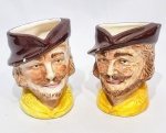 WEISS - Lindo e clássico par de mug´s. Executados finamente em antiga faiança nacional de ótima qualidade. Representando expressivo Robbin Wood. Medem 13,0 cm de altura cada. Bom estado de conservação, possui leves desgastes do tempo conforme fotos extras.