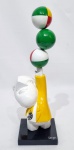 INOS CORRADIN com certificado - COLEÇÃO NOVA - ''Equilibrista de terno'' - Elegante e belíssima escultura em rara técnica de FiberGlass de excepcional qualidade escultórica, elegantemente montada sobre base de mesmo feitio. Assinado Inos na base. Perfeito estado de conservação. Mede 38 x 12,5 x 12 cm. Acompanha certificado de autenticidade emitido pelo artista e registrado em cartório. NOTA: Artista premiado e catalogado.1929 Nasce em 14 de novembro, em Vogogna, Piemonti, Itália. Com alguns meses seus pais transferem-se para Montreaux, Suíça Francesa, onde permanece até os 5 anos de idade. Depois, volta para a Itália, em Castelbado, Província de Padova, terra de seus pais, onde passa a infância e juventude. 1945 estuda pintura com o professor Tardivello. 1947Colabora com o pintor Pendini na execução de um mural alusivo aos mártires da resistência italiana, em Castelbaldo, Padova Itália. 1950Chega ao Brasil, estabelecendo-se em Jundiaí, São Paulo. 1951Conhece o pintor argentino Osvaldo Navarro que dirige o Atelier Cooperativa Politone na Vila Mariana, São Paulo. É convidado a fazer parte do núcleo artístico do qual participam, entre outros, os pintores: Ian Woronieki e Geraldo Trindade Leal e mais cinco pintores. 1952Convidado a participar do II Salão Paulista de arte moderna de São Paulo. 1953Chega a Salvador da Bahia com o pintor Trindade Leal. Conhece o grupo artístico baiano da época: Mário Cravo Júnior, Rubens Valentin, Aguinaldo dos Santos, Caribè, Raimundo de Oliveira, Pancetti, Jenner Augusto, Wilson Rocha e Mirabeau Sampaio, o crítico Wilson Rocha e o cantor e compositor Dorival Caymmi. 1954Convidado a participar do Salão Nacional de Arte Moderna do Rio de Janeiro.Osvaldo Gil Navarro o convida a participar da equipe de cenógrafos do Ballet do IV Centenário de São Paulo. Executa cenários para ballet e peças teatrais para Rugero Giacobbi e Aldo Cravo.1955Continua ativo como cenógrafo. 1957Começa uma nova fase de sua vida. Chega a Ibiúna, São Paulo, onde pinta e trabalha com os madeireiros que na época tinham na madeira sua principal fonte de economia, de onde extraia madeira para sua pequena fábrica de brinquedos. Nesta cidade, conhece o seu primeiro e mais importante marchand: Américo Reisfeld, que após cessar suas atividades é sucedido por seu genro, o Sr. Josef Bar-Tzion, que o representa em diversas exposições internacionais. 1960Casa-se com Maria Helena Rolin Carmelo com a qual teve três filhos. 1976É representado pela Sra. Carla Surian Albori com exclusividade européia. 1977Faz sua primeira exposição individual na Galeria de Arte André São Paulo, hoje denominada Nova André Galeria, onde trabalhou com exclusividade para André Blau, desde o começo da década de 60. 1979Contratado para pintar um cenário 8 x 11m para o teatro de Rovigo Itália 1990A Prefeitura de Jundiaí adquire 5 obras, com motivos religiosos, que estão expostos no Velório Municipal Adamastor Fernandes. 1993A Prefeitura Municipal de Jundiaí lhe presta uma homenagem pelos seus 40 Anos de Pintura, organizando uma exposição retrospectiva no Paço Municipal Nova Jundiaí, com obras emprestadas por inúmeros colecionadores. 1997Lança o livro La Visione Incantata na Nova André Galeria, em S.Paulo, com uma exposição. (livro lançado simultaneamente no Brasil e na Europa), lançado por Edas Edizioni DArte Surian. 2001Lança seu livro Venticinque Anni di mostre in Europa, lançado por Edas Edizioni DArte Surian. 2002A Companhia Italiana Costa Navegações lança ao mar o navio Costa Atlântica em Veneza e o contrata para decorar suas cabines com 800 serigrafias e 42 óleos sobre tela.Passa a fazer parte dos anais da Câmara Federal com discurso feito pelo Deputado Federal André Benassi ressaltando sua importância na pintura no Brasil e exterior. 2004Comemora 50 anos de pintura com uma super exposição no Hotel Intercontinental, na Al.Santos em S.Paulo, onde lançou seu livro 50 Anos de Pintura, editado por Auderi Martins. 2005É solicitado pela Prefeitura Municipal de Jundiaí, através do Prefeito Ary Fossen para criar um selo comemorativo dos 350 anos da cidade. Este selo também foi lançado pela Empresa Brasileira de Correios e Telégrafos. 2006É homenageado pela Associação Terapêutica de Estimulação Auditiva e Linguagem - ATEAL, juntamente com a Prefeitura Municipal de Jundiaí, em função de sua benemerência com as crianças assistidas dessa ONG, que inclusive reproduziram de forma singular algumas de suas obras. 2007Pinta o óleo sobre tela Tributo à Serra do Japi (l,80 x 9,00m), cuja réplica transformada num painel de 9,00 e 4,5 metros, encontra-se em exposição permanente na Rodoviária de Jundiaí, a convite do Prefeito Ary Fossen. 2008Lançamento do documentário INOS que traça um panorama de sua vida artística nos seus 56 anos de carreira, bem como curiosidades de sua vida pessoal. 2009Ano em que Inos completa 80 anos. As comemorações começaram em maio, na Itália, onde ele foi homenageado pela Prefeitura de Padova, através do Prefeito Flavio Zanonato, com uma exposição num Palácio Medieval do século XVI, na Salla della Gran Guardia na Piazza dei Signori.Em setembro, Inos fecha as comemorações com uma grande exposição na Nova André Galeria, onde trabalhou com exclusividade por 30 anos. Inos retorna à sua velha casa, depois de percorrer um longo caminho com mais de 200 exposições internacionais.Ainda em 2009,lança a 2ª edição do livro 50 Anos de Pintura com uma noite de autógrafos na Livraria da Vila, Al.Lorena em S.Paulo; 2010A Prefeitura de Jundiaí, por iniciativa do prefeito, Sr. Miguel Haddad, presta-lhe uma homenagem pelos seus 80 anos com uma exposição de esculturas e fotos de sua carreira ao lado de familiares e celebridades do mundo das artes, da música e da política nacional e internacional. O momento mais emocionante da homenagem foi o espetáculo musical, organizado por sua assessora Sandra Carnio, chamado Um concerto para Inos com músicas que retrataram momentos marcantes da vida do pintor, tendo à frente a cantora Clarina Fasanaro e músicos convidados.A convite do artista Ivald Granato passa a integrar o Grupo dos Onze (G11). O referido grupo é composto de renomados artistas da atualidade, dentre eles Cláudio Tozzi, Mario Gruber, Peticov, entre outros.A escultura O Saxofonista é escolhida para premiar sessenta grandes nomes da indústria musical brasileira no evento Expo Show Business, promovido por Tom Gomes. Dentre os premiados, Dody Serena, empresário do cantor Roberto Carlos, Guto Graça Mello, produtor musical da TV Globo, Marcelo Castello Branco, presidente da gravadora EMI e José Celso Guida, diretor geral da gravadora Biscoito Fino. 2011É homenageado com a exposição Gabinete de Arte Inos Corradin na Câmara Federal Brasília - DF , por ocasião do Momento Itália/Brasil. Inos que chegou ao Brasil na década de 50 é um símbolo da ligação e amizade entre brasileiros e italianos. 2013É homenageado na cidade de Padova - Itália, com o prêmio "Città di Padova 2013" pela sua trajetória artística.