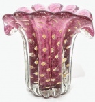 Belíssimo e clássico vaso em vidro artístico de Murano design dito Napoleão de linda tonalidade, feitio gomado com bolhas, pó de ouro espalhado e linda borda. Itália século XX. Perfeito estado de conservação. Mede 13,5 cm de altura x 14,0 cm de comprimento x 11,0 cm de largura.