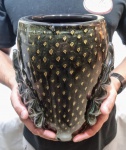 MURANO - Magnífico, clássico e grande vaso em vidro artístico de Murano, design exclusivo de linda tonalidade, feitio rico em movimentos com bolhas e pó de ouro, lindíssimo motivo floral em alto relevo. Perfeito estado de conservação, Mede 28,0 cm de altura x 16,5 cm de diâmetro da borda.