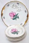 REAL - DÉC. 50 - Lindo e antigo jogo de sobremesa, composto por 06 pratos rasos e 01 prato de serviço. Ambos executados em porcelana de ótima qualidade, adornados por belo trabalho artesanal pintado á mão floral e riquíssimos filetes á ouro com motivo de Helena e Nelson. Ambos em bom estado de conservação. Pratos rasos medem 17 cm de diâmetro cada e prato de serviço 26,5 cm.