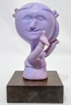 INOS CORRADIN com certificado - ´´MENINA COM PÁSSARO´´ - Belíssima escultura em terracota patinada de excelente qualidade escultórica, elegantemente montada sobre base de madeira. Assinado Inos. Perfeito estado de conservação. Mede 17,5 cm de altura x 10 cm de comprimento x 10 cm de largura. Acompanha certificado de autenticidade emitido pelo artista e registrado em cartório. NOTA SOBRE O ARTISTA: 1929 Nasce em 14 de novembro, em Vogogna, Piemonti, Itália. Com alguns meses seus pais transferem-se para Montreaux, Suíça Francesa, onde permanece até os 5 anos de idade. Depois, volta para a Itália, em Castelbado, Província de Padova, terra de seus pais, onde passa a infância e juventude. 1945Estuda pintura com o professor Tardivello. 1947Colabora com o pintor Pendini na execução de um mural alusivo aos mártires da resistência italiana, em Castelbaldo, Padova Itália. 1950Chega ao Brasil, estabelecendo-se em Jundiaí, São Paulo. 1951Conhece o pintor argentino Osvaldo Navarro que dirige o Atelier Cooperativa Politone na Vila Mariana, São Paulo. É convidado a fazer parte do núcleo artístico do qual participam, entre outros, os pintores: Ian Woronieki e Geraldo Trindade Leal e mais cinco pintores. 1952Convidado a participar do II Salão Paulista de arte moderna de São Paulo. 1953Chega a Salvador da Bahia com o pintor Trindade Leal. Conhece o grupo artístico baiano da época: Mário Cravo Júnior, Rubens Valentin, Aguinaldo dos Santos, Caribè, Raimundo de Oliveira, Pancetti, Jenner Augusto, Wilson Rocha e Mirabeau Sampaio, o crítico Wilson Rocha e o cantor e compositor Dorival Caymmi. 1954Convidado a participar do Salão Nacional de Arte Moderna do Rio de Janeiro.Osvaldo Gil Navarro o convida a participar da equipe de cenógrafos do Ballet do IV Centenário de São Paulo. Executa cenários para ballet e peças teatrais para Rugero Giacobbi e Aldo Cravo.1955Continua ativo como cenógrafo. 1957Começa uma nova fase de sua vida. Chega a Ibiúna, São Paulo, onde pinta e trabalha com os madeireiros que na época tinham na madeira sua principal fonte de economia, de onde extraia madeira para sua pequena fábrica de brinquedos. Nesta cidade, conhece o seu primeiro e mais importante marchand: Américo Reisfeld, que após cessar suas atividades é sucedido por seu genro, o Sr. Josef Bar-Tzion, que o representa em diversas exposições internacionais. 1960Casa-se com Maria Helena Rolin Carmelo com a qual teve três filhos. 1976É representado pela Sra. Carla Surian Albori com exclusividade européia. 1977Faz sua primeira exposição individual na Galeria de Arte André São Paulo, hoje denominada Nova André Galeria, onde trabalhou com exclusividade para André Blau, desde o começo da década de 60. 1979Contratado para pintar um cenário 8 x 11m para o teatro de Rovigo Itália 1990A Prefeitura de Jundiaí adquire 5 obras, com motivos religiosos, que estão expostos no Velório Municipal Adamastor Fernandes. 1993A Prefeitura Municipal de Jundiaí lhe presta uma homenagem pelos seus 40 Anos de Pintura, organizando uma exposição retrospectiva no Paço Municipal Nova Jundiaí, com obras emprestadas por inúmeros colecionadores. 1997Lança o livro La Visione Incantata na Nova André Galeria, em S.Paulo, com uma exposição. (livro lançado simultaneamente no Brasil e na Europa), lançado por Edas Edizioni DArte Surian. 2001Lança seu livro Venticinque Anni di mostre in Europa, lançado por Edas Edizioni DArte Surian. 2002A Companhia Italiana Costa Navegações lança ao mar o navio Costa Atlântica em Veneza e o contrata para decorar suas cabines com 800 serigrafias e 42 óleos sobre tela.Passa a fazer parte dos anais da Câmara Federal com discurso feito pelo Deputado Federal André Benassi ressaltando sua importância na pintura no Brasil e exterior. 2004Comemora 50 anos de pintura com uma super exposição no Hotel Intercontinental, na Al.Santos em S.Paulo, onde lançou seu livro 50 Anos de Pintura, editado por Auderi Martins. 2005É solicitado pela Prefeitura Municipal de Jundiaí, através do Prefeito Ary Fossen para criar um selo comemorativo dos 350 anos da cidade. Este selo também foi lançado pela Empresa Brasileira de Correios e Telégrafos. 2006É homenageado pela Associação Terapêutica de Estimulação Auditiva e Linguagem - ATEAL, juntamente com a Prefeitura Municipal de Jundiaí, em função de sua benemerência com as crianças assistidas dessa ONG, que inclusive reproduziram de forma singular algumas de suas obras. 2007Pinta o óleo sobre tela Tributo à Serra do Japi (l,80 x 9,00m), cuja réplica transformada num painel de 9,00 e 4,5 metros, encontra-se em exposição permanente na Rodoviária de Jundiaí, a convite do Prefeito Ary Fossen. 2008Lançamento do documentário INOS que traça um panorama de sua vida artística nos seus 56 anos de carreira, bem como curiosidades de sua vida pessoal. 2009Ano em que Inos completa 80 anos. As comemorações começaram em maio, na Itália, onde ele foi homenageado pela Prefeitura de Padova, através do Prefeito Flavio Zanonato, com uma exposição num Palácio Medieval do século XVI, na Salla della Gran Guardia na Piazza dei Signori.Em setembro, Inos fecha as comemorações com uma grande exposição na Nova André Galeria, onde trabalhou com exclusividade por 30 anos. Inos retorna à sua velha casa, depois de percorrer um longo caminho com mais de 200 exposições internacionais.Ainda em 2009,lança a 2ª edição do livro 50 Anos de Pintura com uma noite de autógrafos na Livraria da Vila, Al.Lorena em S.Paulo; 2010A Prefeitura de Jundiaí, por iniciativa do prefeito, Sr. Miguel Haddad, presta-lhe uma homenagem pelos seus 80 anos com uma exposição de esculturas e fotos de sua carreira ao lado de familiares e celebridades do mundo das artes, da música e da política nacional e internacional. O momento mais emocionante da homenagem foi o espetáculo musical, organizado por sua assessora Sandra Carnio, chamado Um concerto para Inos com músicas que retrataram momentos marcantes da vida do pintor, tendo à frente a cantora Clarina Fasanaro e músicos convidados.A convite do artista Ivald Granato passa a integrar o Grupo dos Onze (G11). O referido grupo é composto de renomados artistas da atualidade, dentre eles Cláudio Tozzi, Mario Gruber, Peticov, entre outros.A escultura O Saxofonista é escolhida para premiar sessenta grandes nomes da indústria musical brasileira no evento Expo Show Business, promovido por Tom Gomes. Dentre os premiados, Dody Serena, empresário do cantor Roberto Carlos, Guto Graça Mello, produtor musical da TV Globo, Marcelo Castello Branco, presidente da gravadora EMI e José Celso Guida, diretor geral da gravadora Biscoito Fino. 2011É homenageado com a exposição Gabinete de Arte Inos Corradin na Câmara Federal Brasília - DF , por ocasião do Momento Itália/Brasil. Inos que chegou ao Brasil na década de 50 é um símbolo da ligação e amizade entre brasileiros e italianos. 2013É homenageado na cidade de Padova - Itália, com o prêmio "Città di Padova 2013" pela sua trajetória artística.