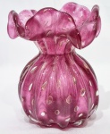 Belíssima e elegante trouxinha, executada em vidro artístico de Murano de excelente qualidade, feitio com bolhas, pó de ouro espalhado e charmosa borda tiotada, linda tonalidade. Perfeito estado de conservação. Mede 15,0 cm de altura x 12,0 cm de largura da borda aproximadamente.