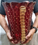 MURANO - Espetacular, charmoso e grande vaso em vidro artístico de Murano, design clássico de bela tonalidade vermelho granada, feitio gomado rico em movimentos, adornado por lindas e raras Morizas em relevo com bolhas e pó de ouro. Perfeito estado de conservação, Mede 35,0 cm de altura x 27,0 cm de diâmetro da borda. Itália, Século XX.