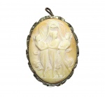 CLÁSSICO BROCHE/PINGENTE CAMAFEU COM ARMAÇÃO EM PRATA DE LEI TEOR 800 DE EXCEPCIONAL OURIVESARIA, ADORNADO POR RICO TRABALHO E FINO ACABAMENTO COM MARCASSITAS EM RARA CONCHA SARDÔNICA REPRESENTANDO AS BELÍSSIMAS TRÊS NINFAS OU TRÊS GRAÇAS. ITÁLIA INICIO DO SÉC XX. PERFEITO ESTADO DE CONSERVAÇÃO. MEDE APROX 4,5 X 3,5 CM. Na mitologia grega, as Três Graças (Aglaia, Eufrósina e Tálaia) são consideradas as deusas da beleza, graça e harmonia